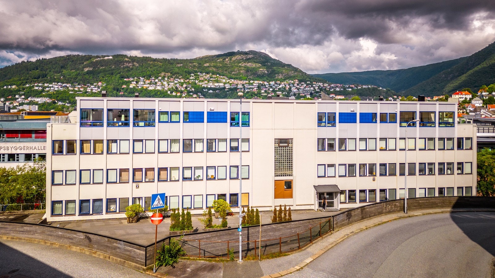 - Stort sameie. Bygget har tidligere vært brukt til kontorlokaler - Galleribilde