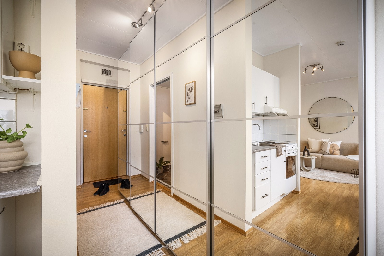 - God garderobeplass i stort Pax skap med speil front i entré/gang - Galleribilde