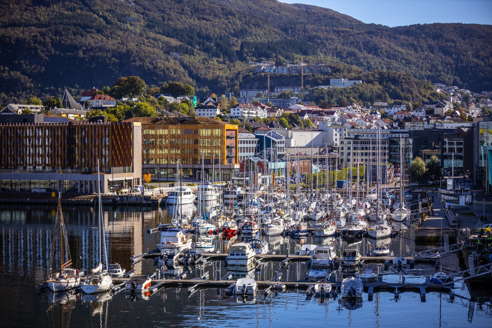 - Damsgårdssundet. Her kan man gå langs promenaden og over Småpudden til Møhlenpris - Galleribilde