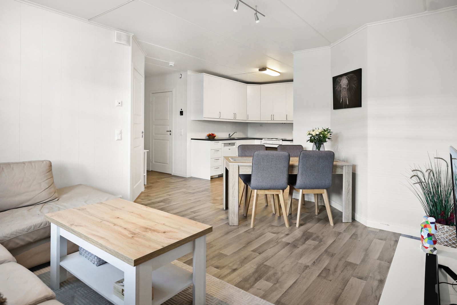 Det er også plass til et spisebord med tilhørende stoler. Galleribilde