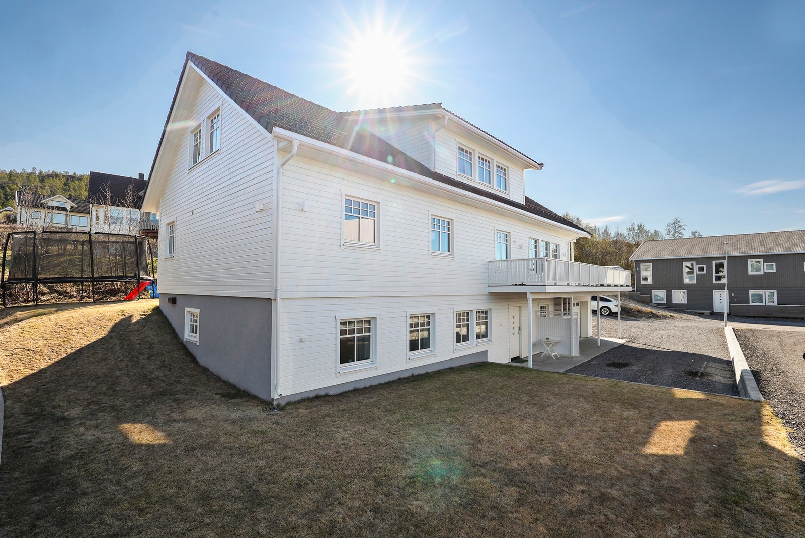 Sagali 29A er ca. 8 km fra Alta Sentrum og 2,5 km til Elvebakken med butikker og bensinstasjoner. Galleribilde