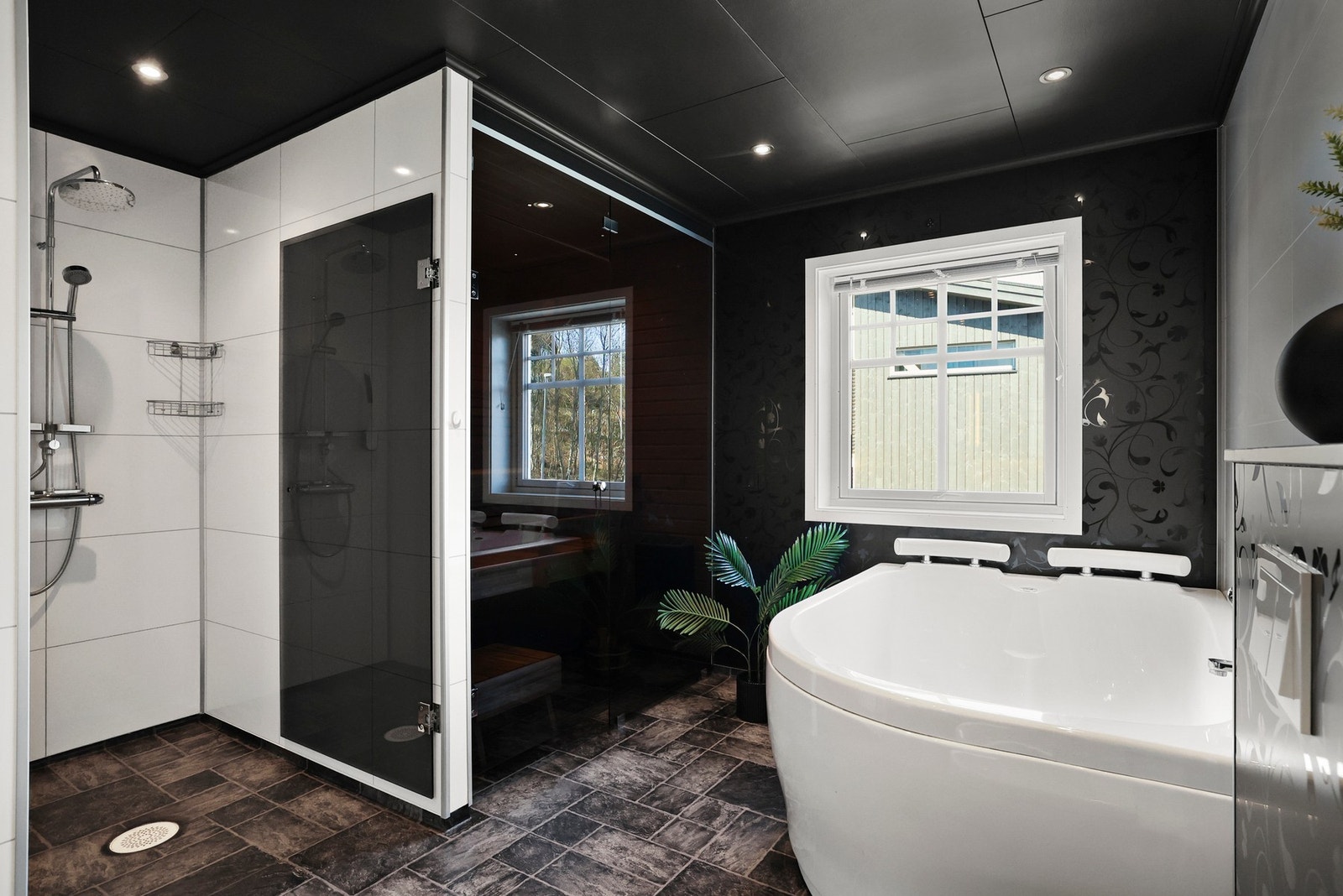 Badet i 1. etasje er stilfullt med nydelige detaljer! Galleribilde