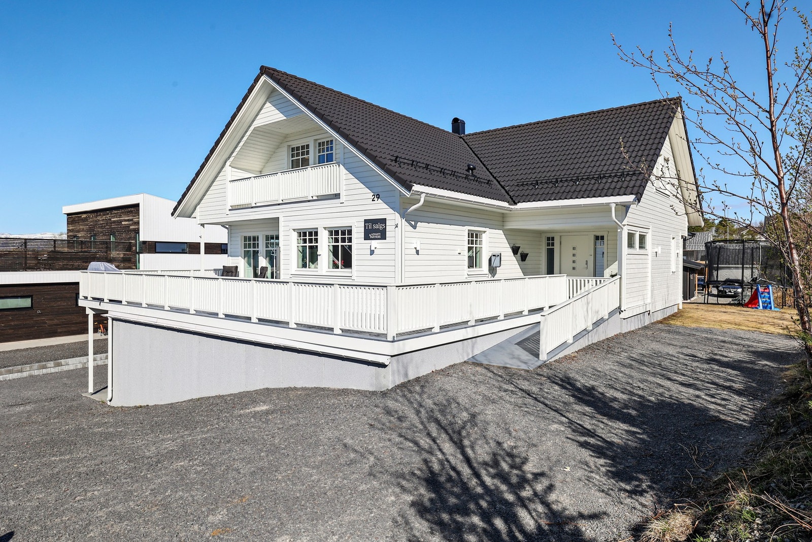 Boligen har et flott uteområde med en opparbeidet hage. Galleribilde