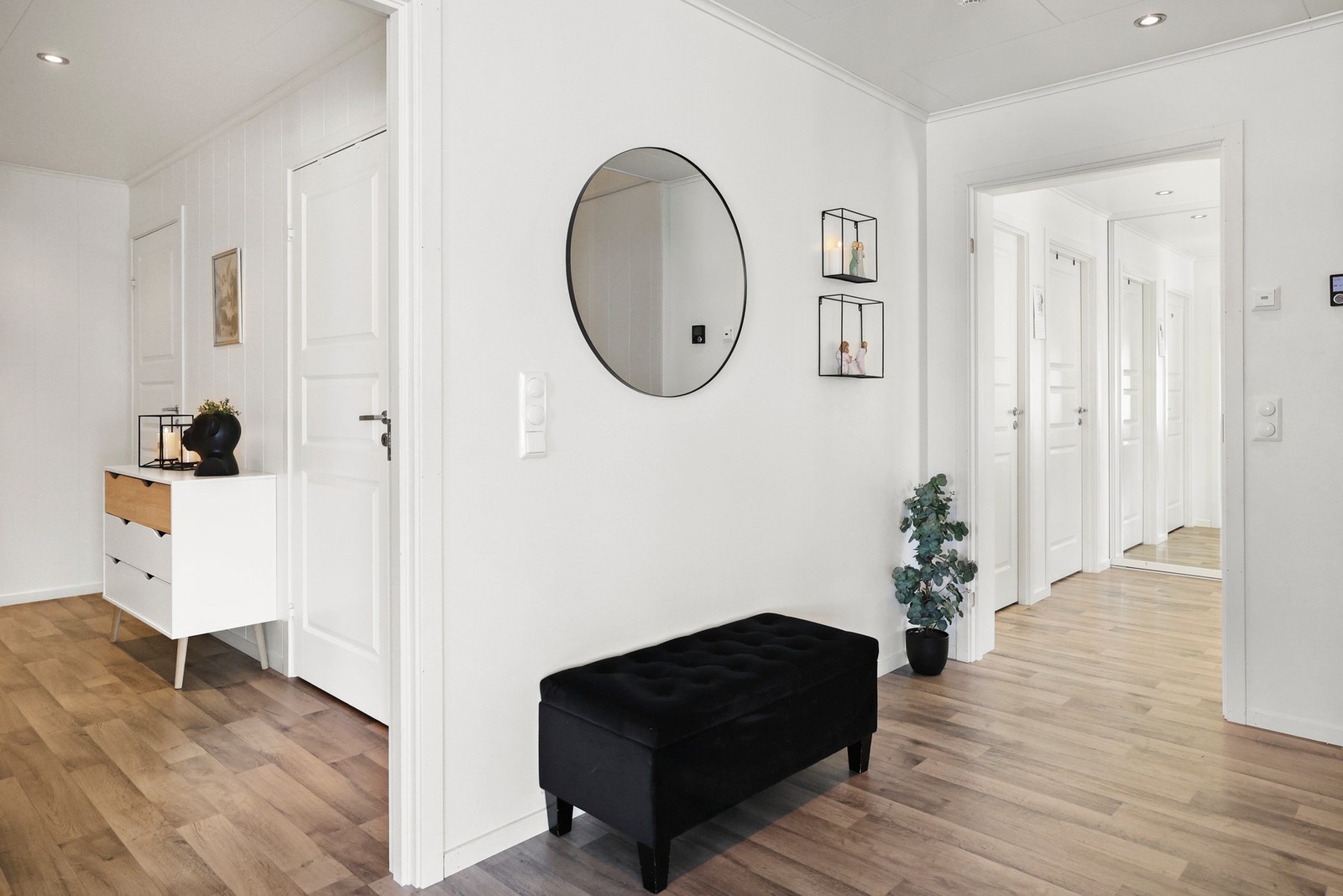 Entréen har en garderobe som sørger for gode oppbevaringsmuligheter. Det er også plass til annet ønsket møblement. Galleribilde