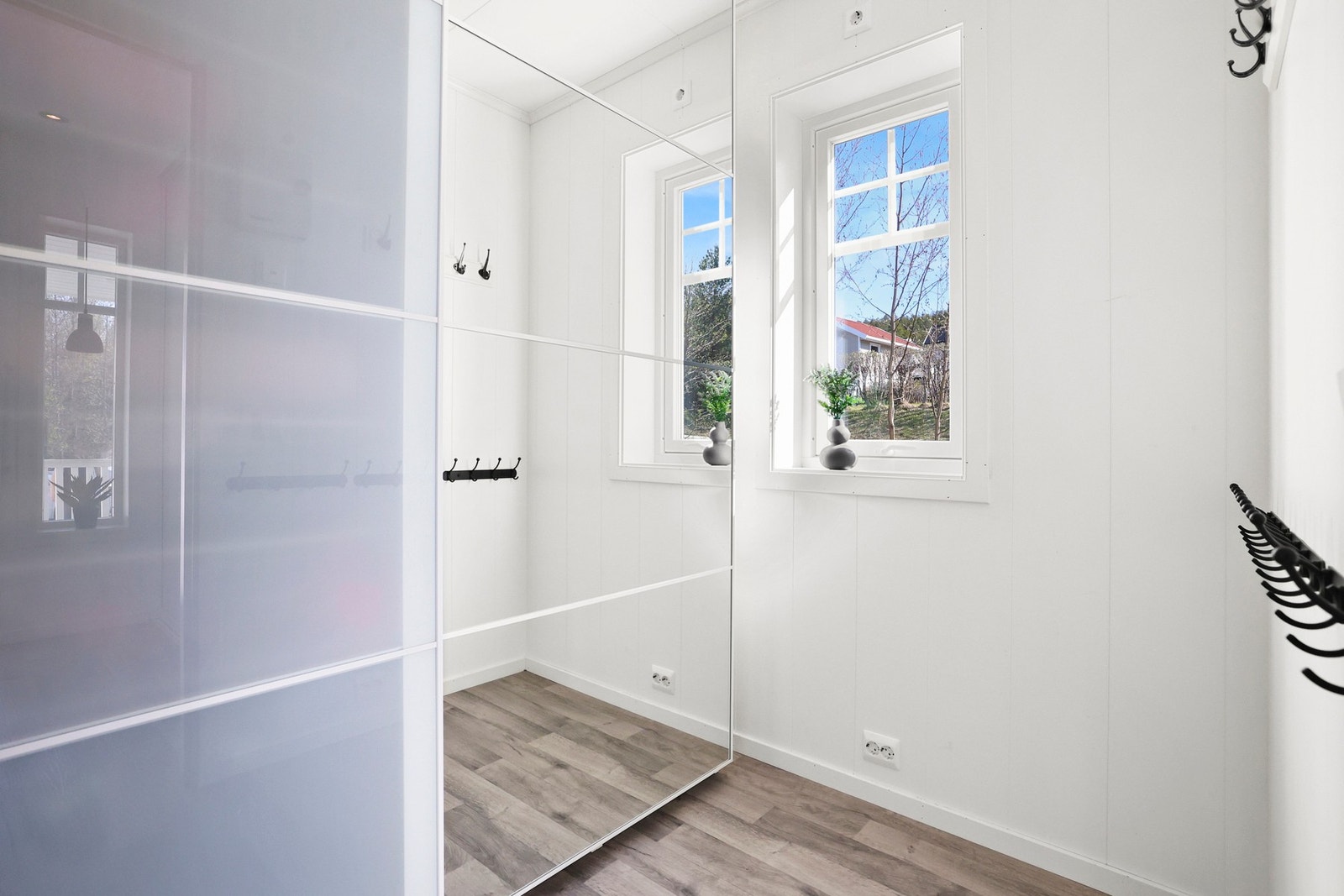 Garderobe i tilknytning til entré Galleribilde