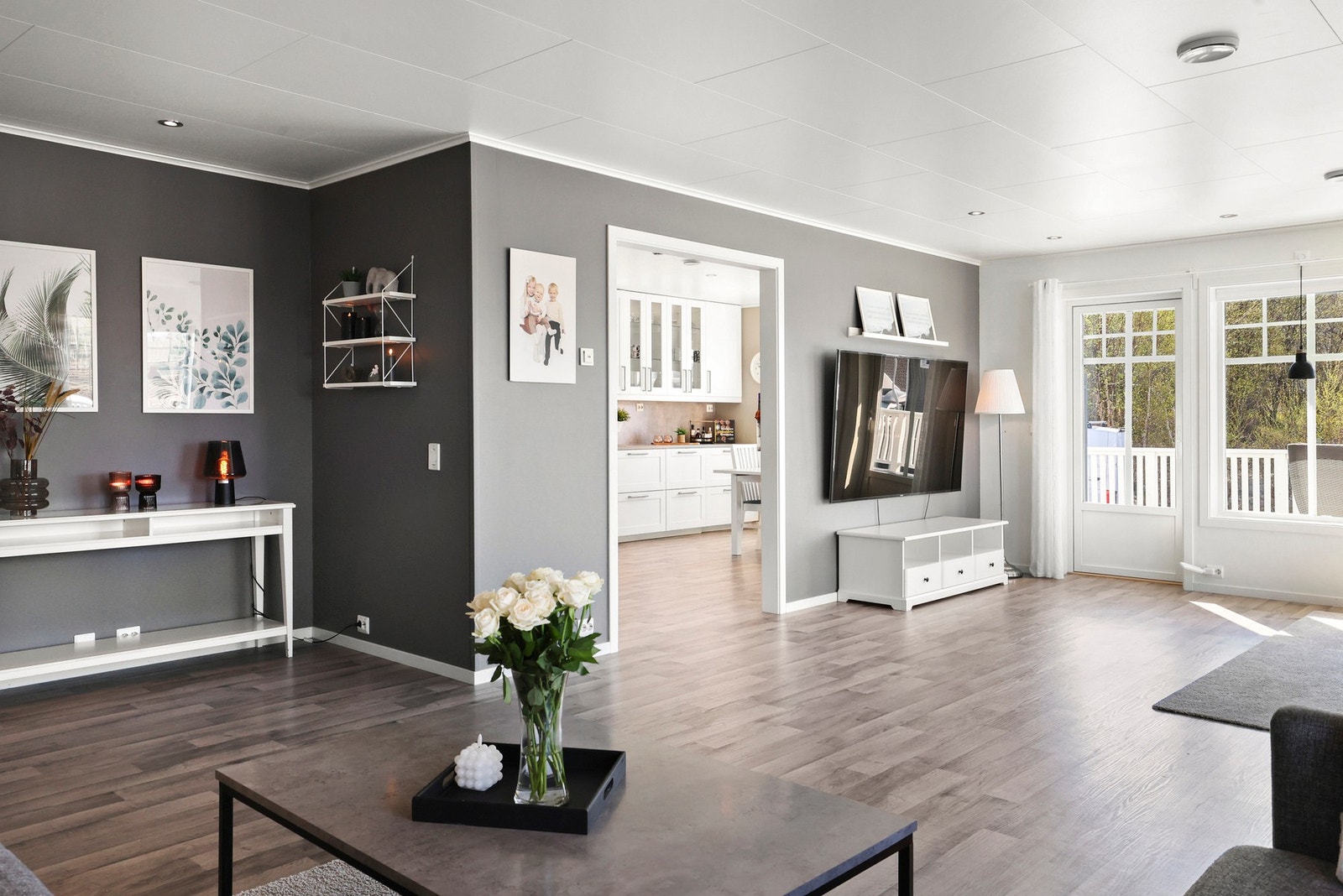 Overflatene er malt i et tidløst fargevalg. Galleribilde