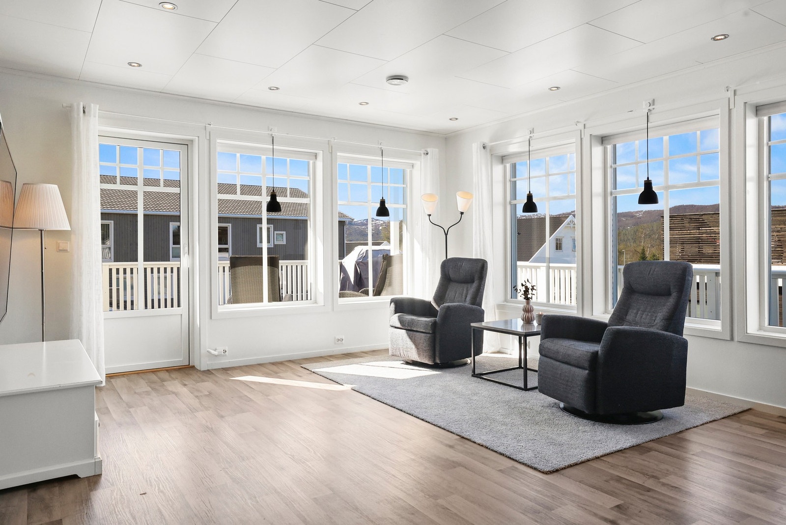 Fra stue er det utgang til en trivelig, solrik balkong. Galleribilde