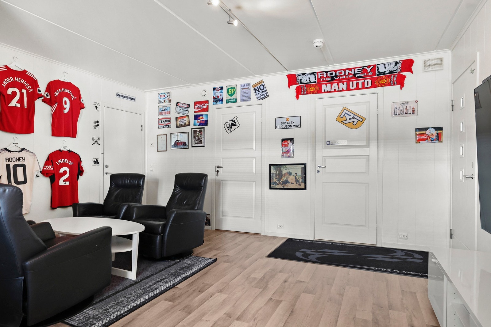 Her har selger en sittegruppe og annet møblement. Galleribilde