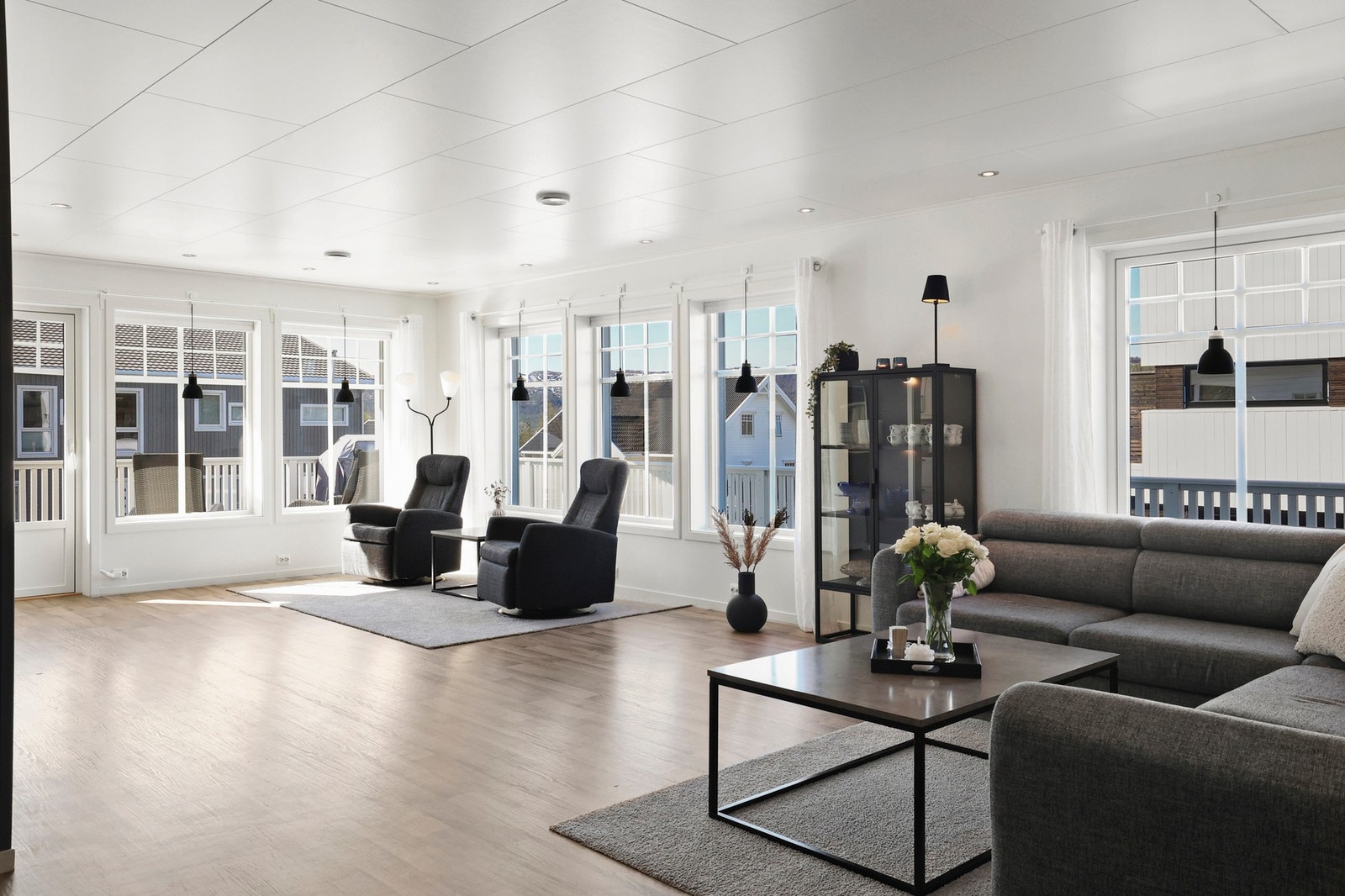 Stuen har store vindusflater som gir rikelig med naturlig lysinnslipp. Galleribilde
