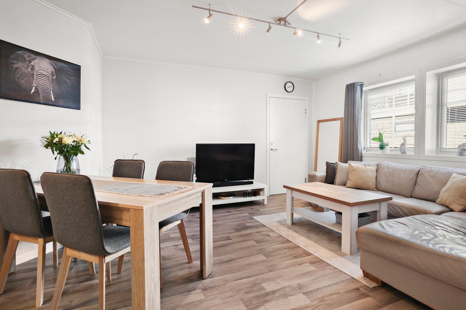 Stuen har plass til en sittegruppe og TV med tilhørende møblement. Galleribilde