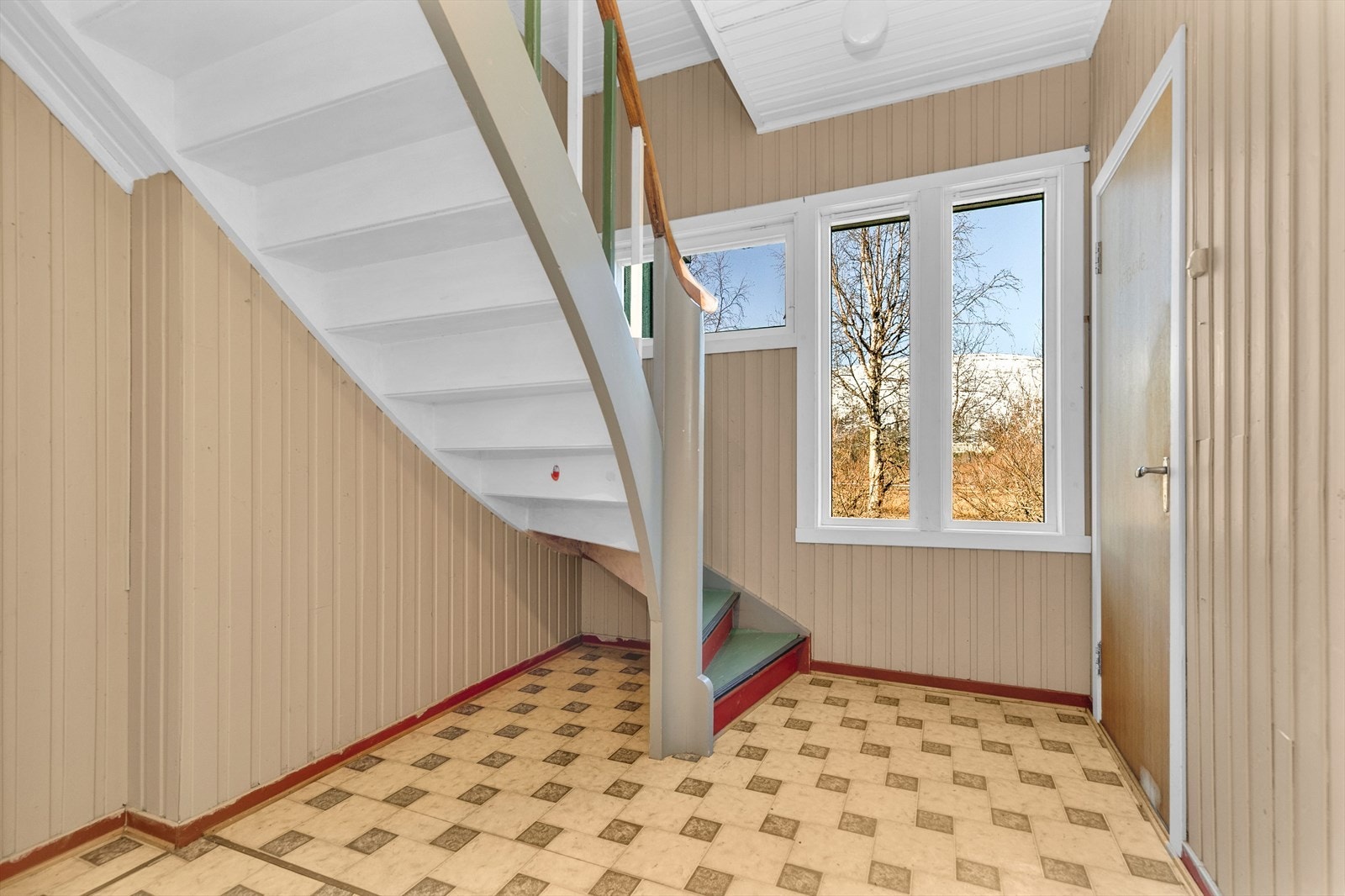 Inngang 2 - 1etg - Gang med trapp til 2. etasjen Galleribilde