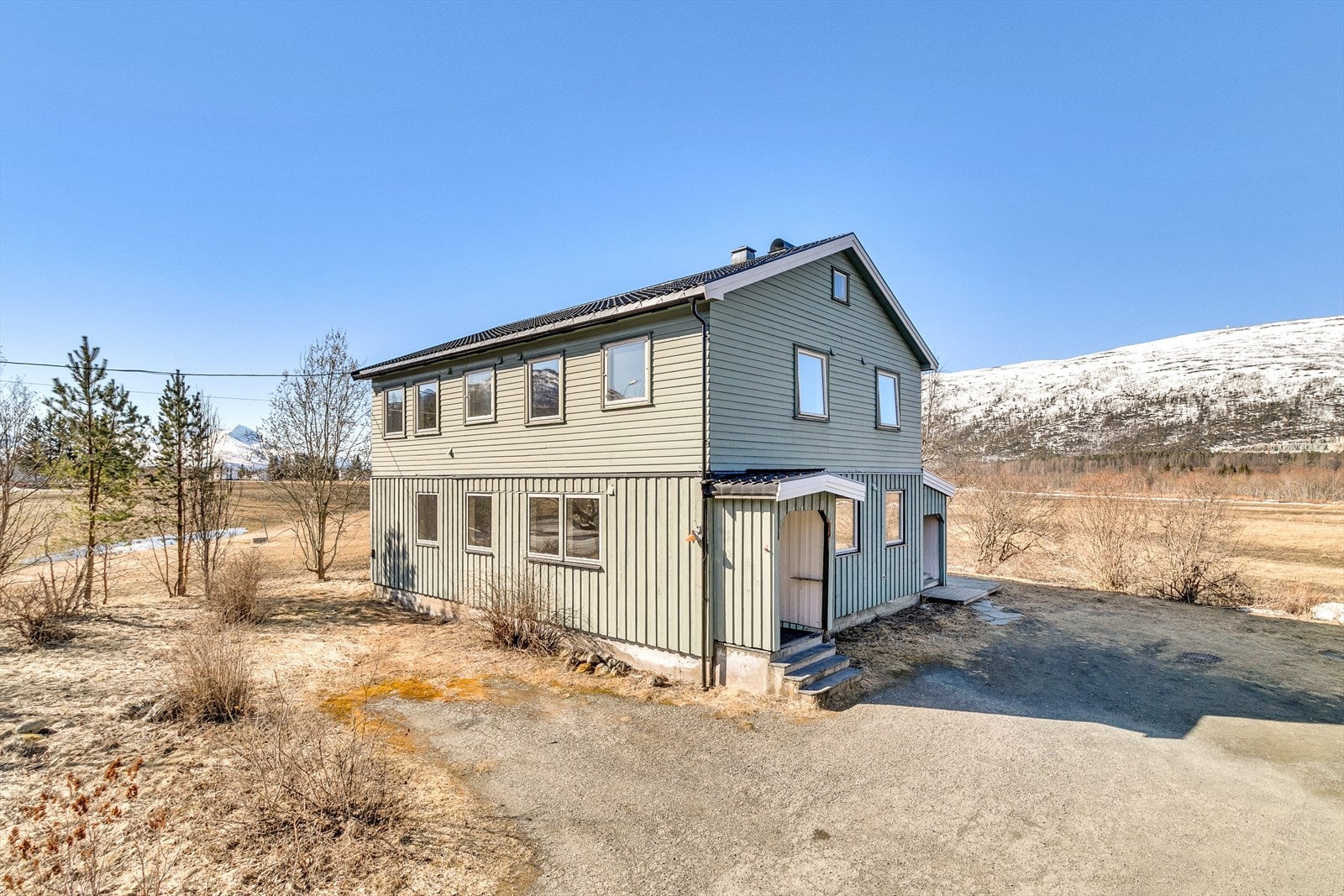 Boligen er delt i to med to adskilte innganger for to enheter Galleribilde