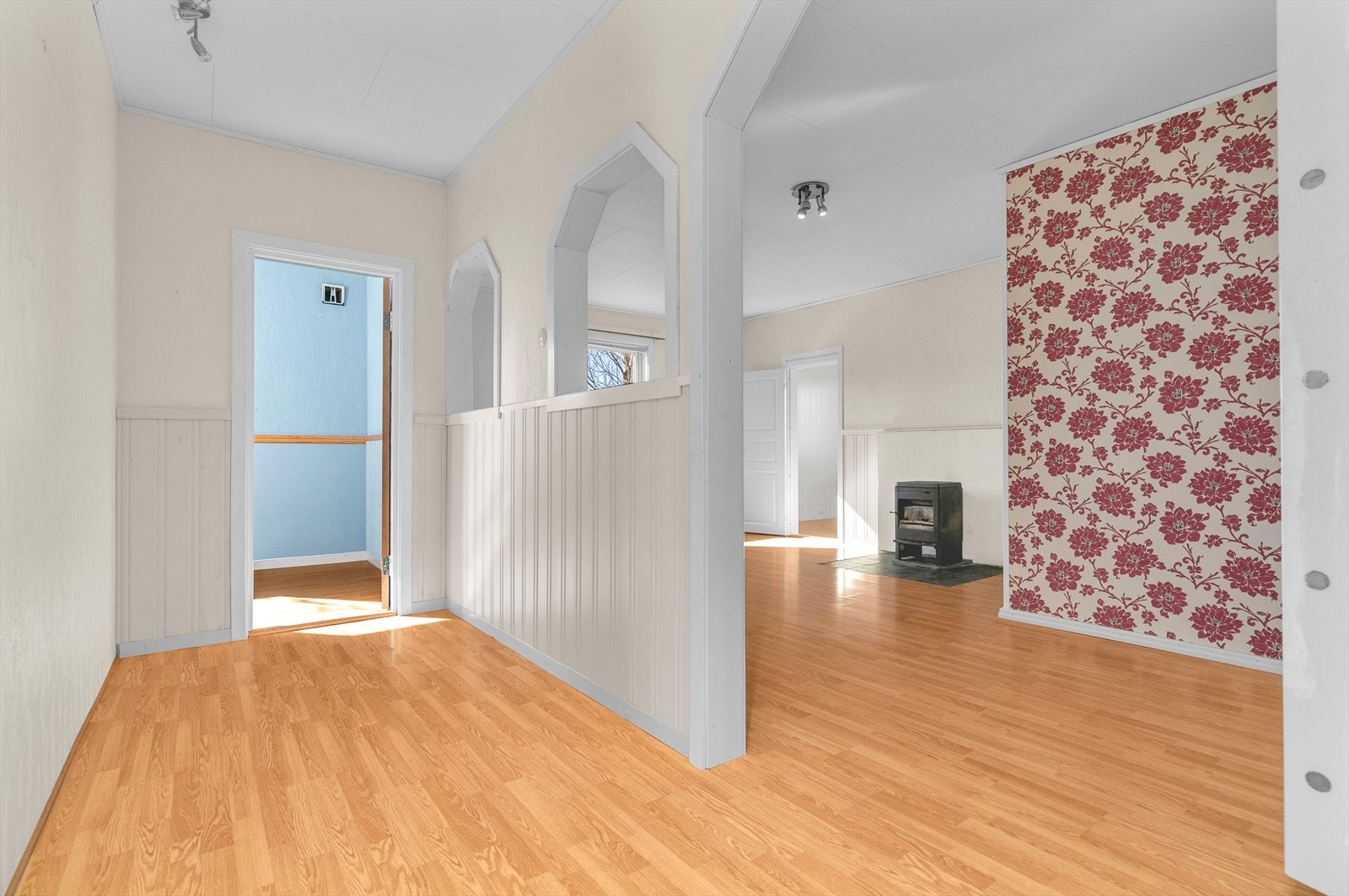 Inngang 1 - 1etg - Gang sett mot et soverom og stuen Galleribilde