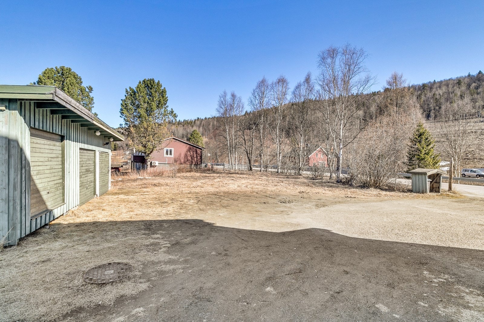 Det er godt med parkeringsplass på den store eiendommen Galleribilde