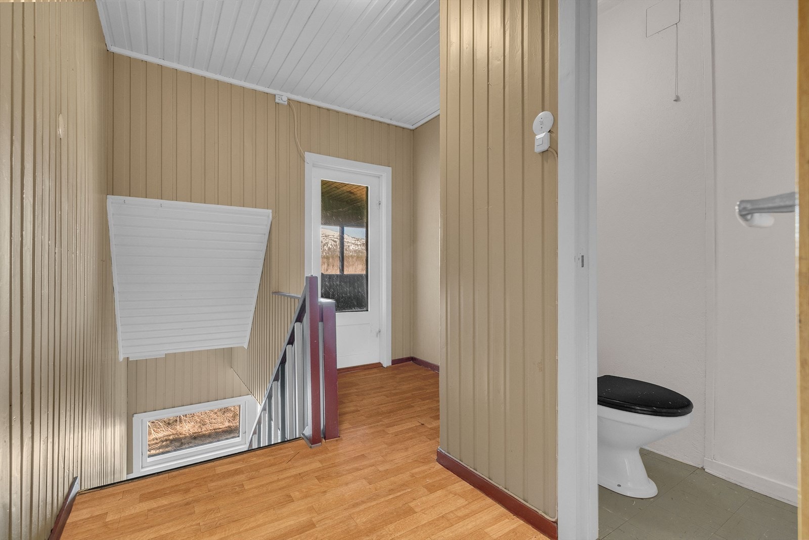 Inngang 2 - 2etg - Gang med et toalettrom og utgang til overbygd balkong/tørkeplass Galleribilde