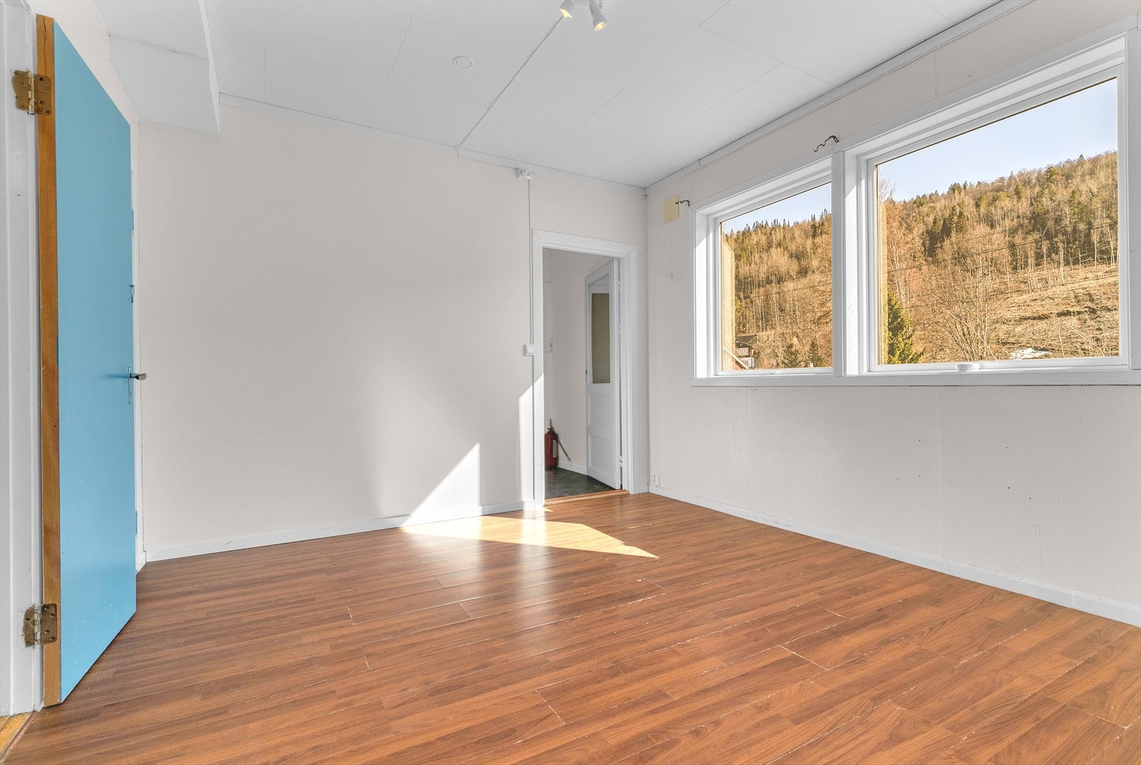 Inngang 1 - 1etg - Fra yttergang kommer du inn i hall/spisestue Galleribilde