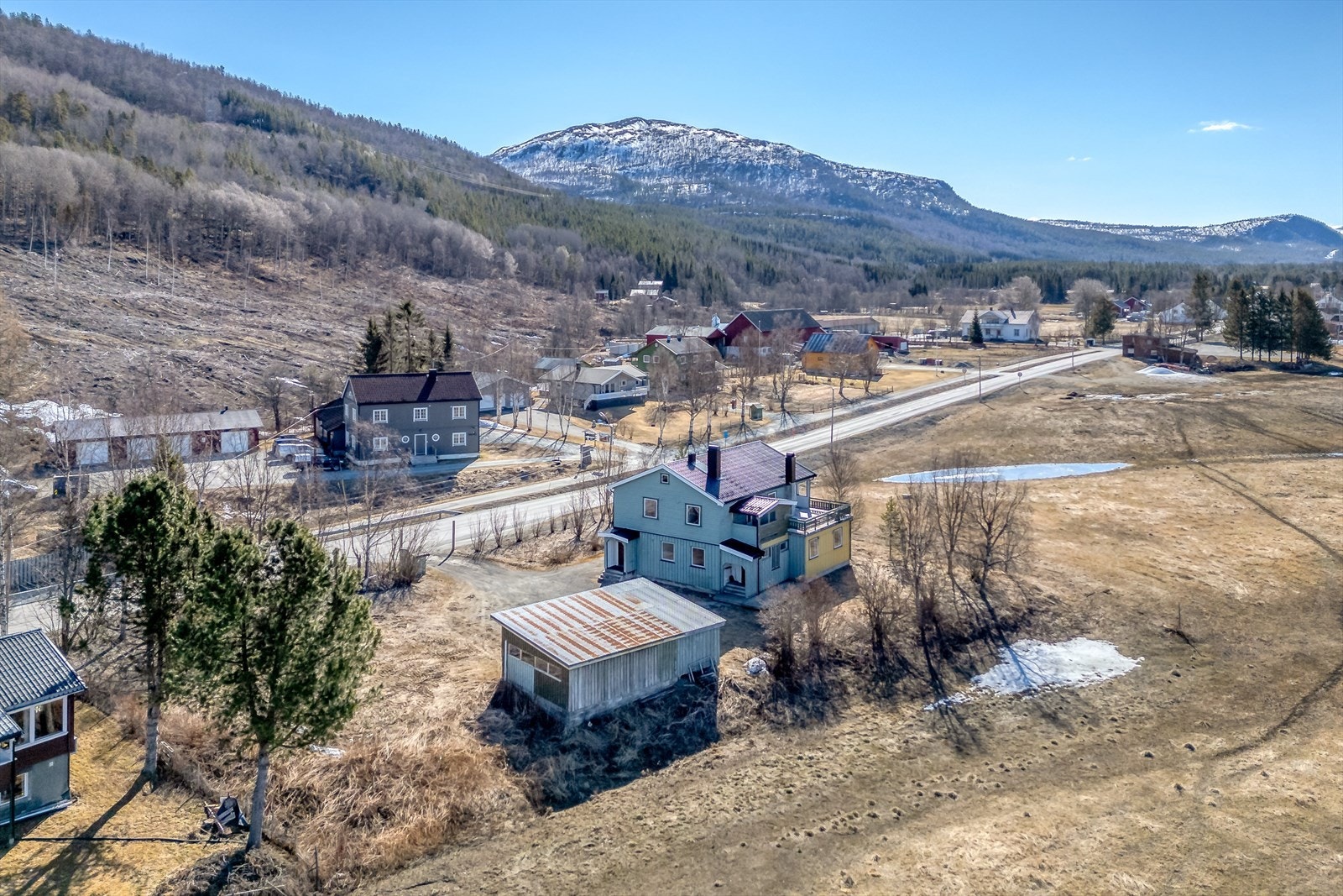 Her har du en bolig over to plan og en garasje på ei stor tomt Galleribilde