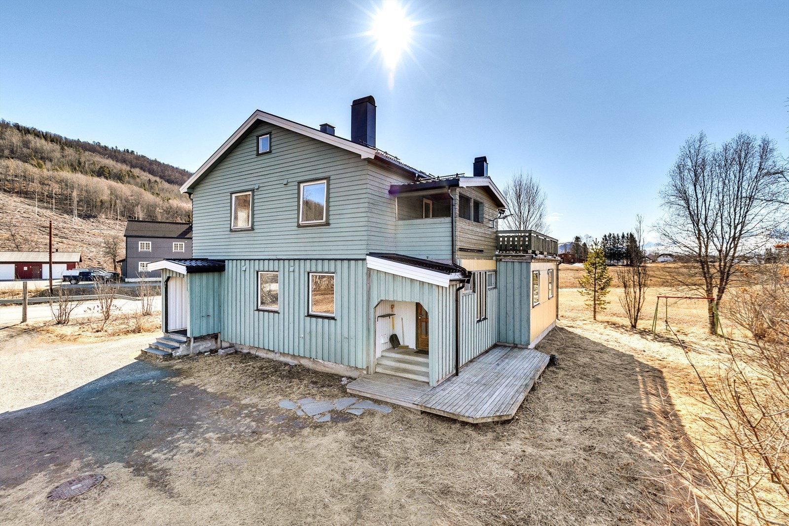 Her er det to adskilte innganger, den til venstre er for 1. etasje, den til høyre er for deler av 1. etg og hele 2. etasjen Galleribilde