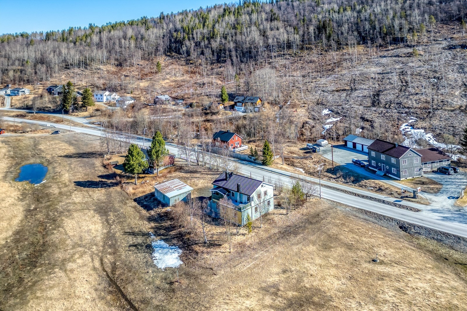 Stor eiendom beliggende på Moen med nærhet til Olsborg og administrasjonsbygg på Moen Galleribilde