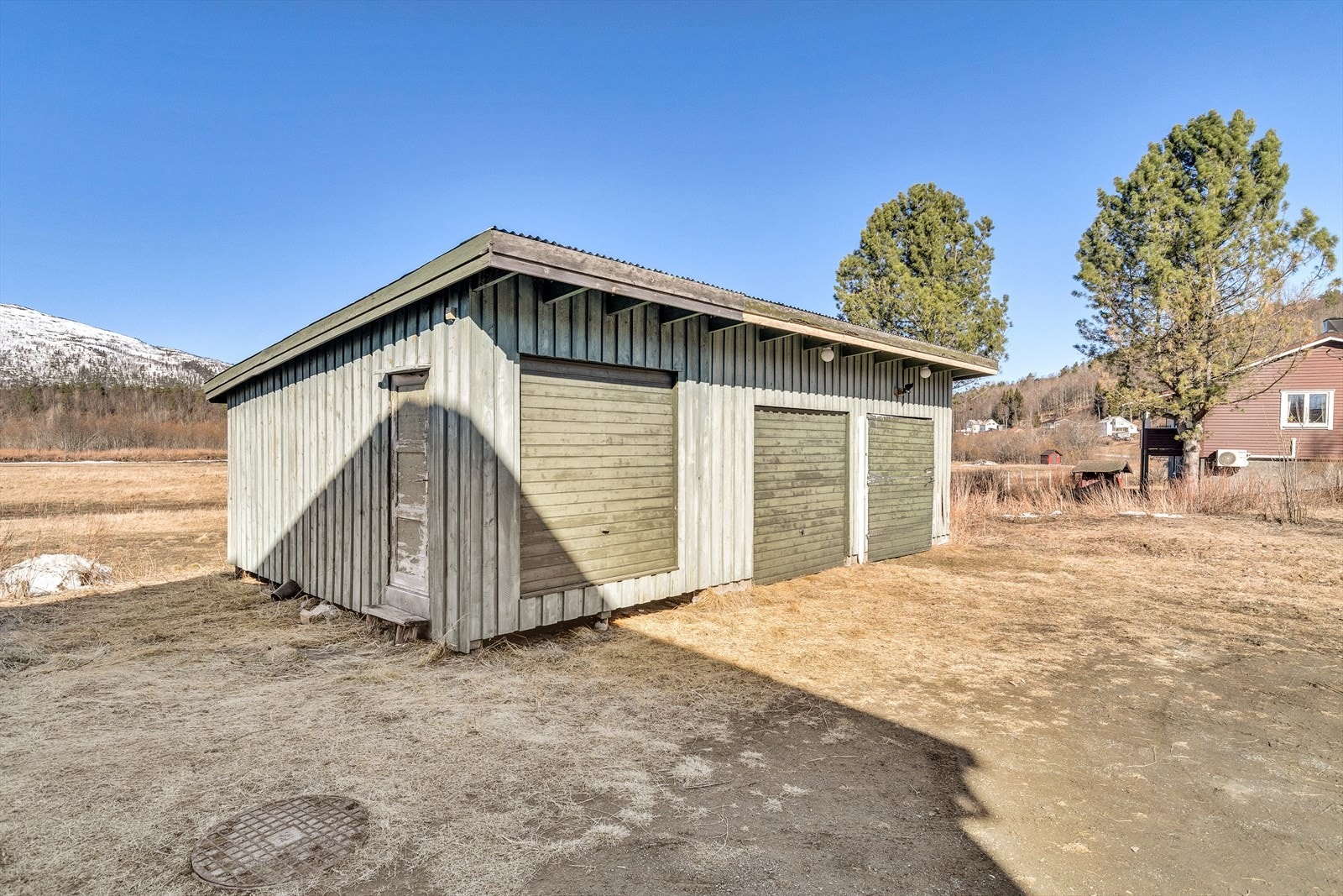 Stor garasje på eiendommen med mye lagringsplass Galleribilde