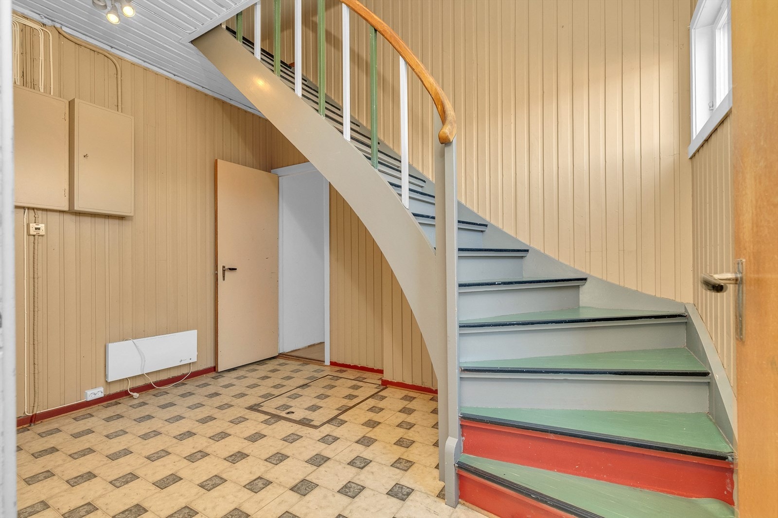 Inngang 2 - 1etg - Gang som har videre adkomst til vaskerom og et rom Galleribilde