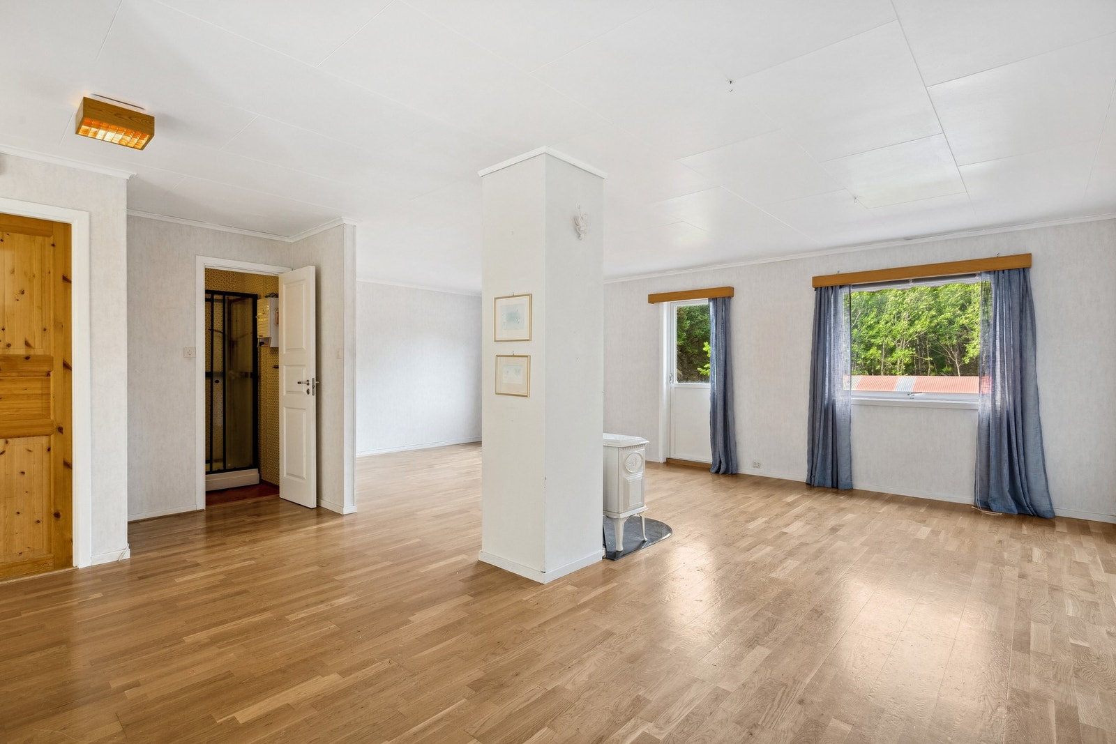 Romslig stue med utgang til terrasse Galleribilde