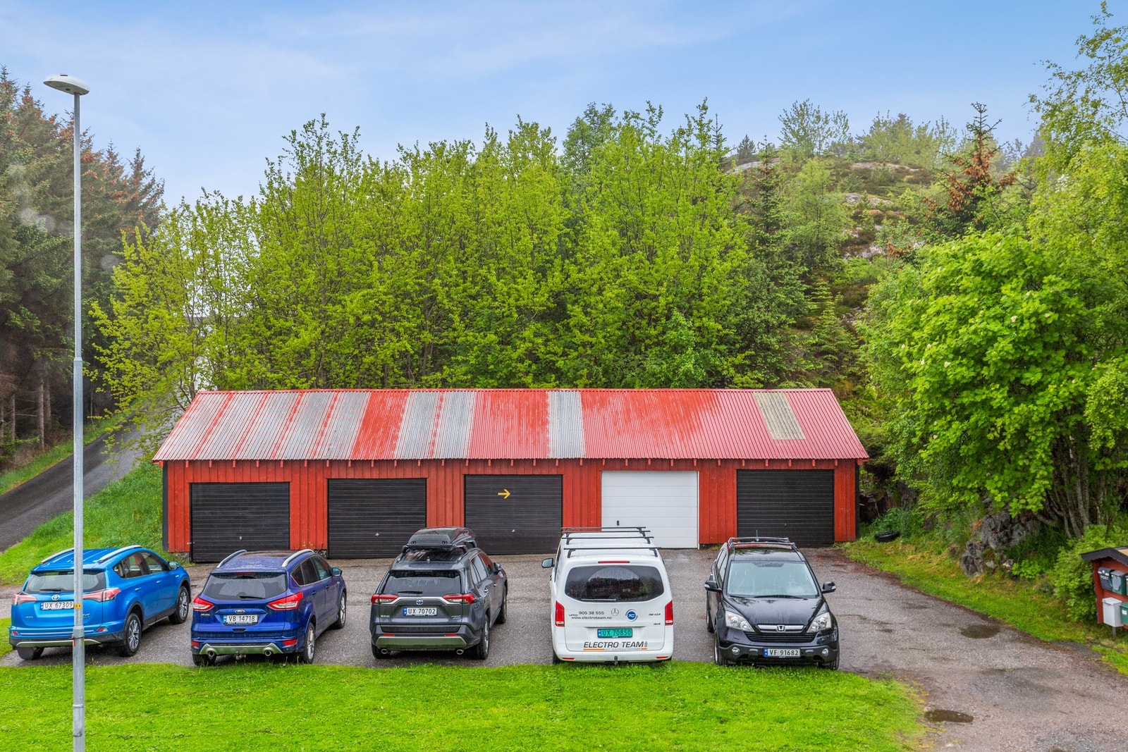 Parkering i garasjerekke Galleribilde