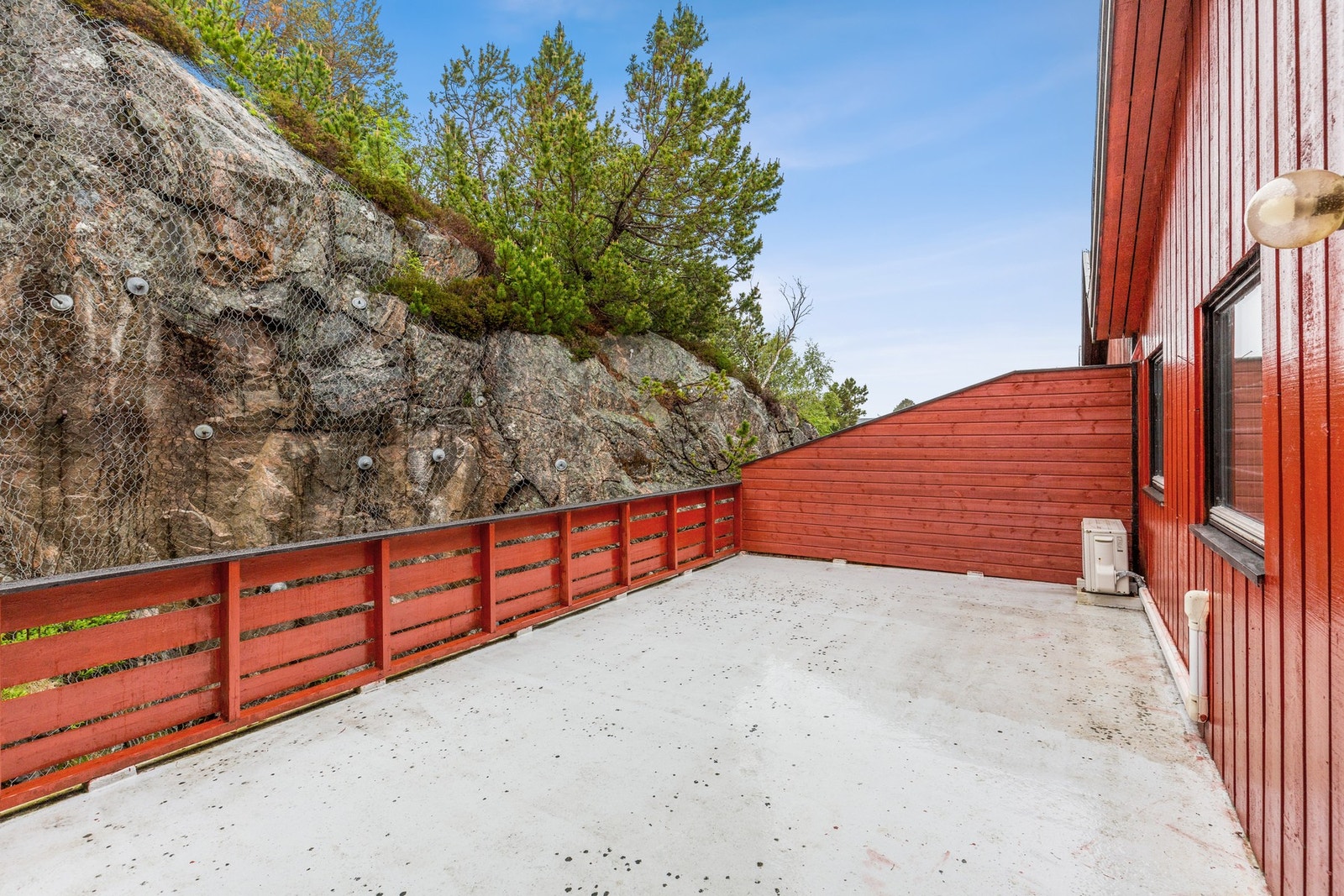 Usjenert terrasse mot øst, med utgang fra hovedstue! Galleribilde