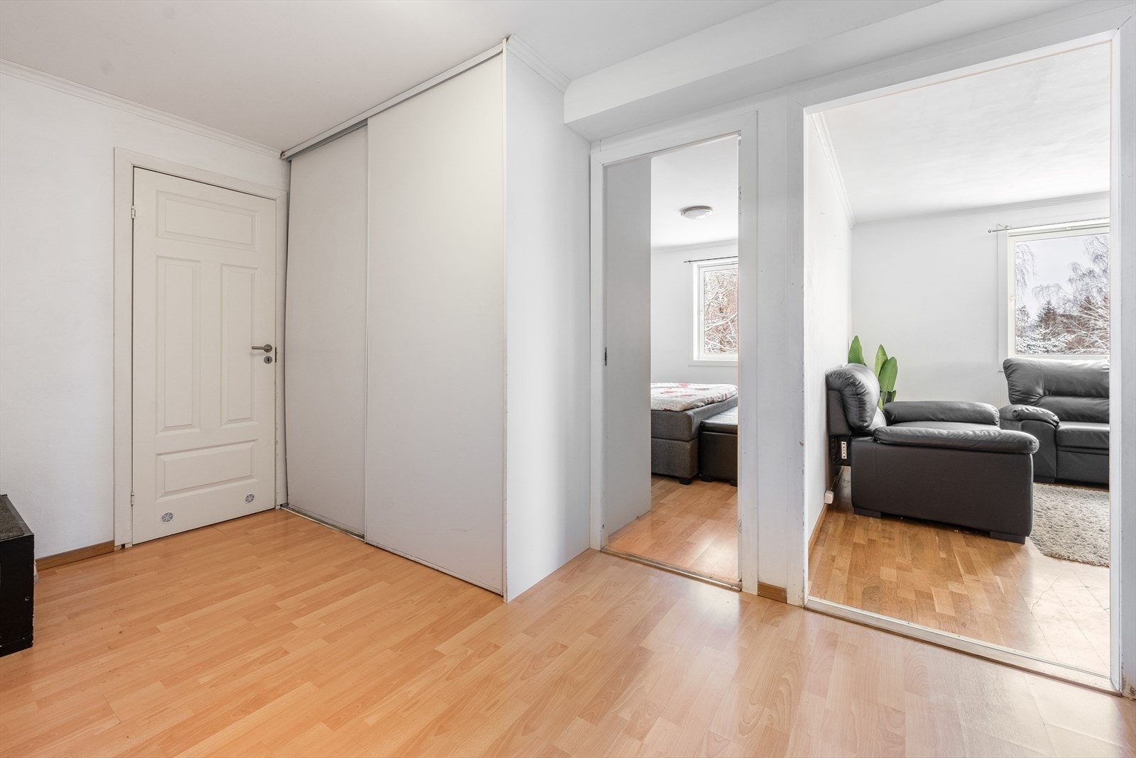 Hyggelig entre som ønsker velkommen inn, hvor det er plass til sko og yttertøy i skyvedørsgarderobe. Galleribilde