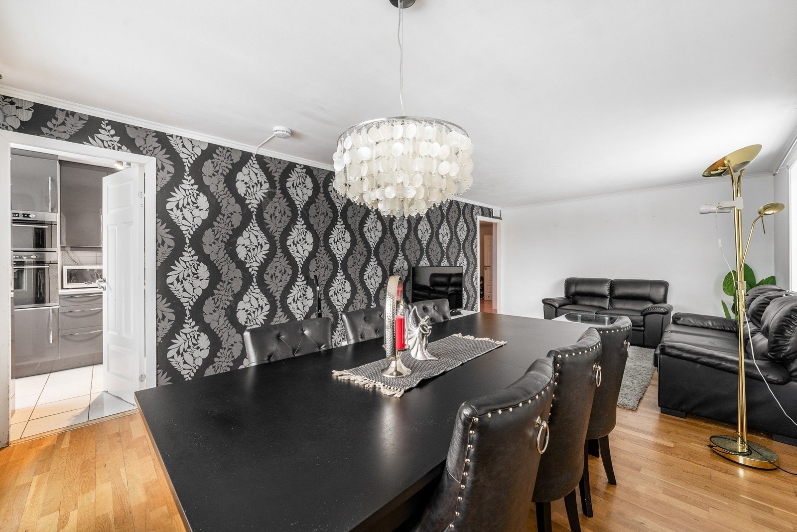 Lys og fin stue med plass til både sofagruppe og spisestue. Galleribilde
