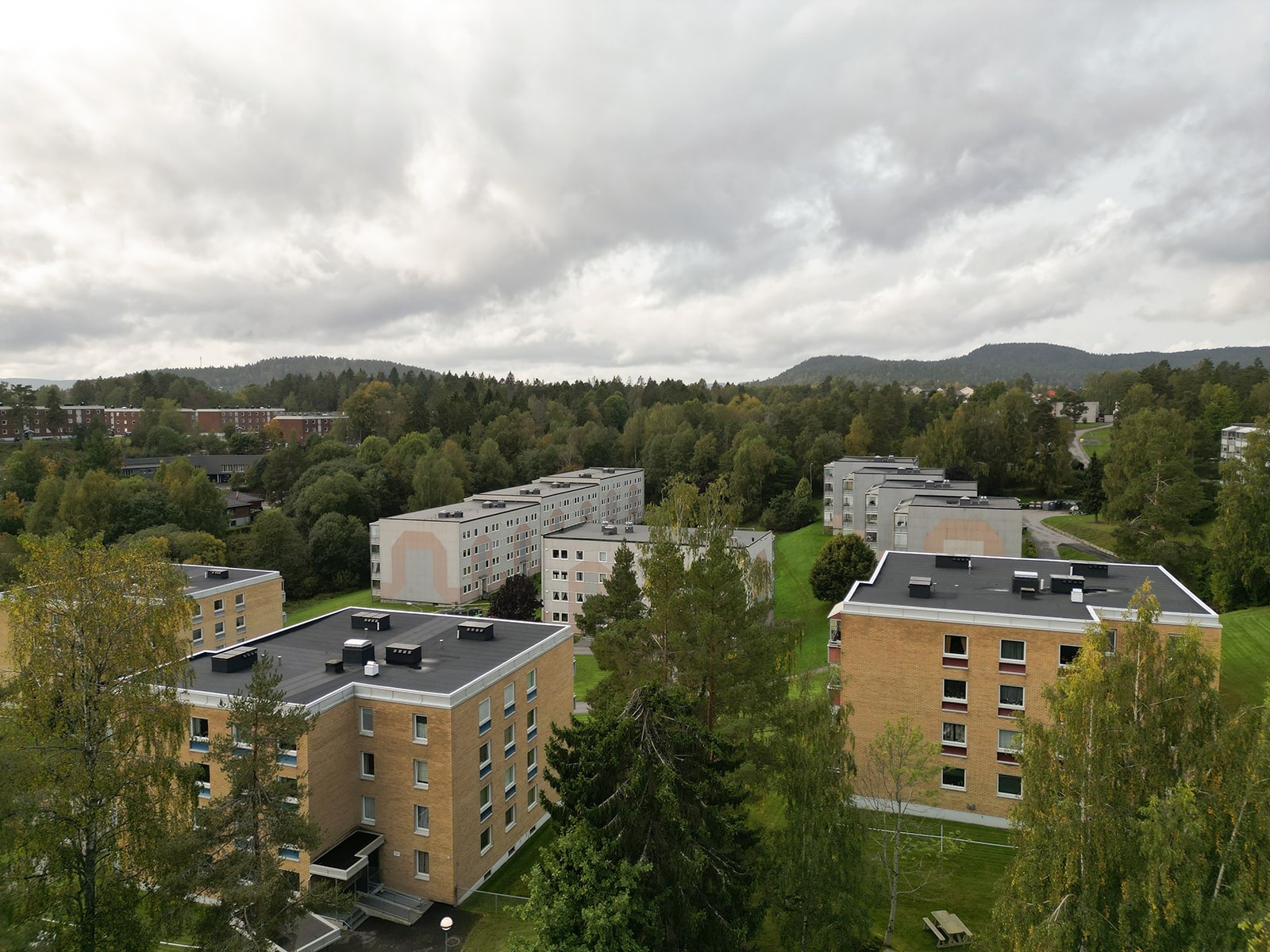 Beliggende i et barnevennlig og attraktivt boområde på Gulset i Skien, med kort vei til de fleste fasiliteter. Galleribilde