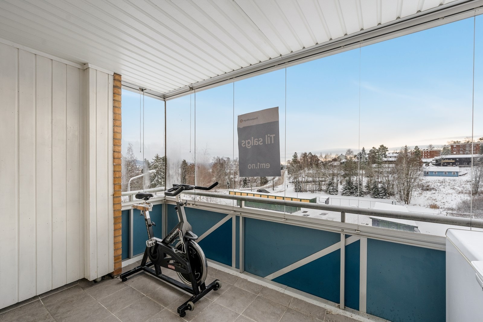 Fra stuen er det utgang til innglasset balkong mot syd på ca 8 m2, med plass til utemøbler og grill. Galleribilde