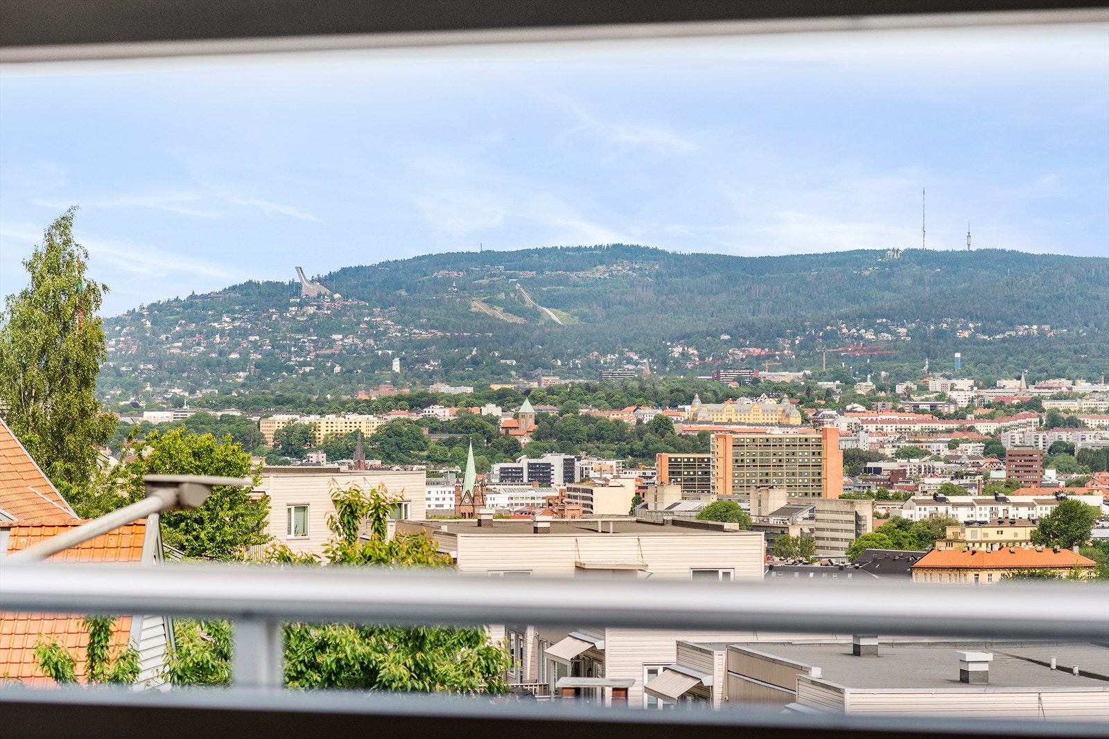 Se over hustakene og mot Holmenkollen. Galleribilde