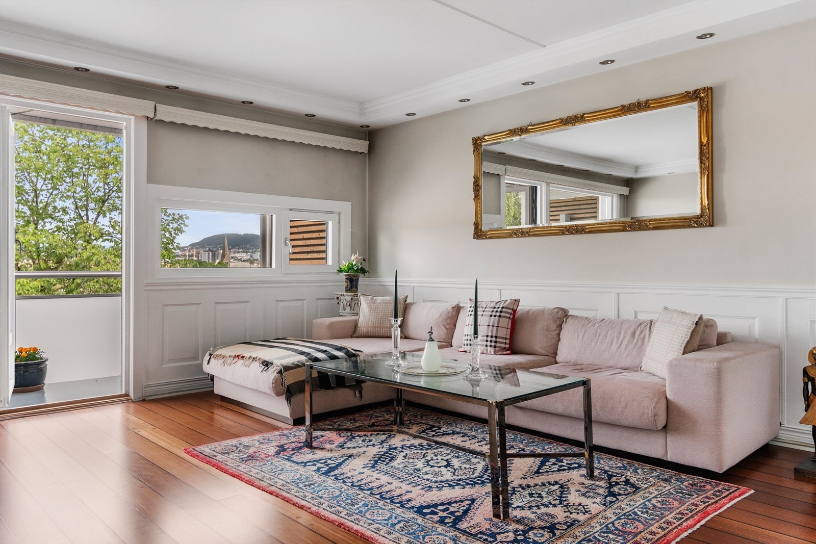 Se utover byen inne fra stue. Galleribilde