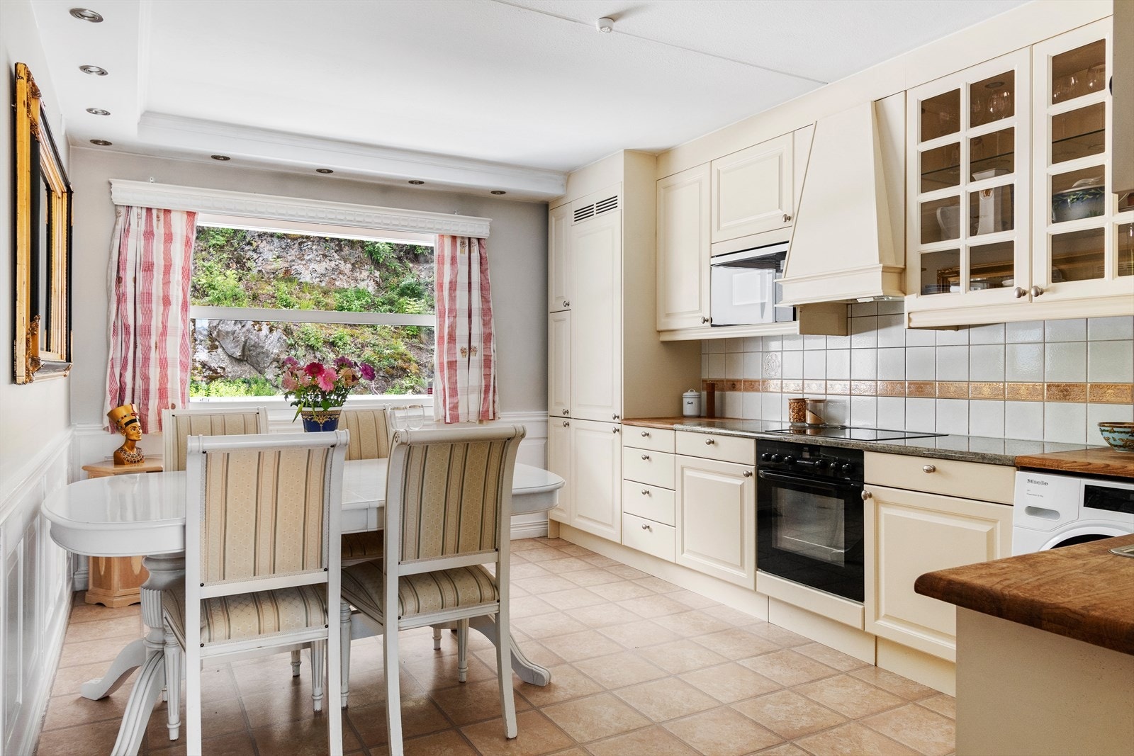 Kjøkken med spiseplass, godt med oppbevaringsplass og flere matlagingssoner. Galleribilde