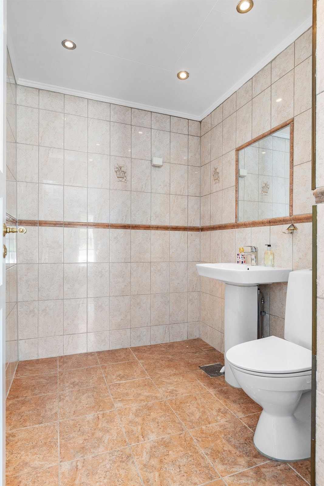 WC/vaskerom inn fra hall. Galleribilde