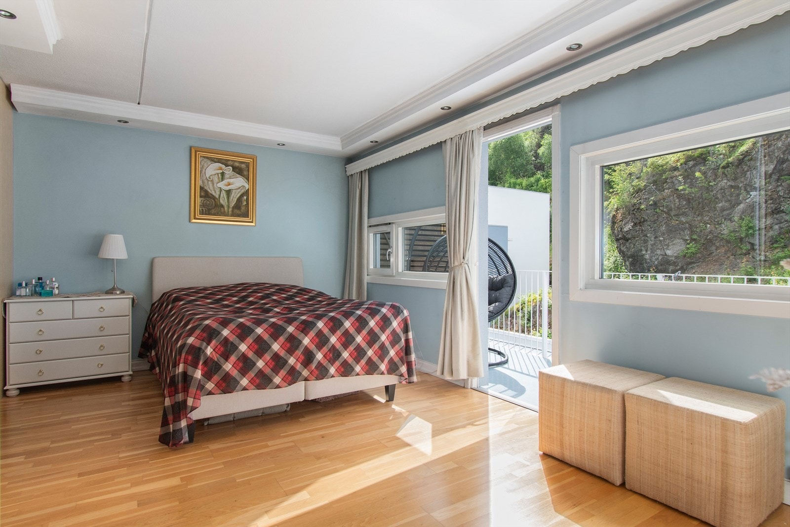 Stort hovedsoverom med utgang til sydøstvendt balkong. Også på baksiden har man ingen bygg bak Galleribilde