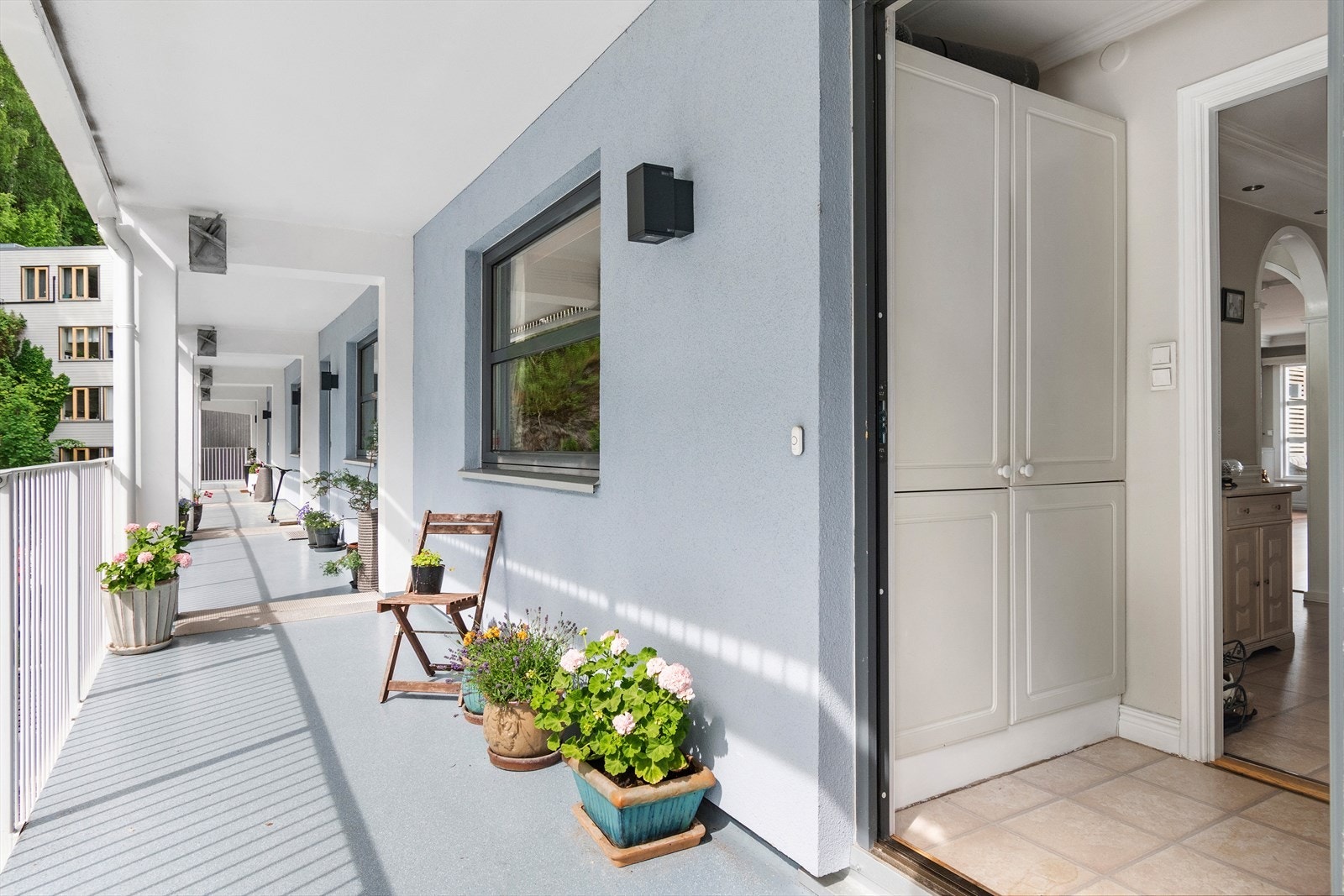 Hyggelig svalgang ved inngangsparti vendt sydøst. Sol fra morgen og utover formiddagen. Galleribilde