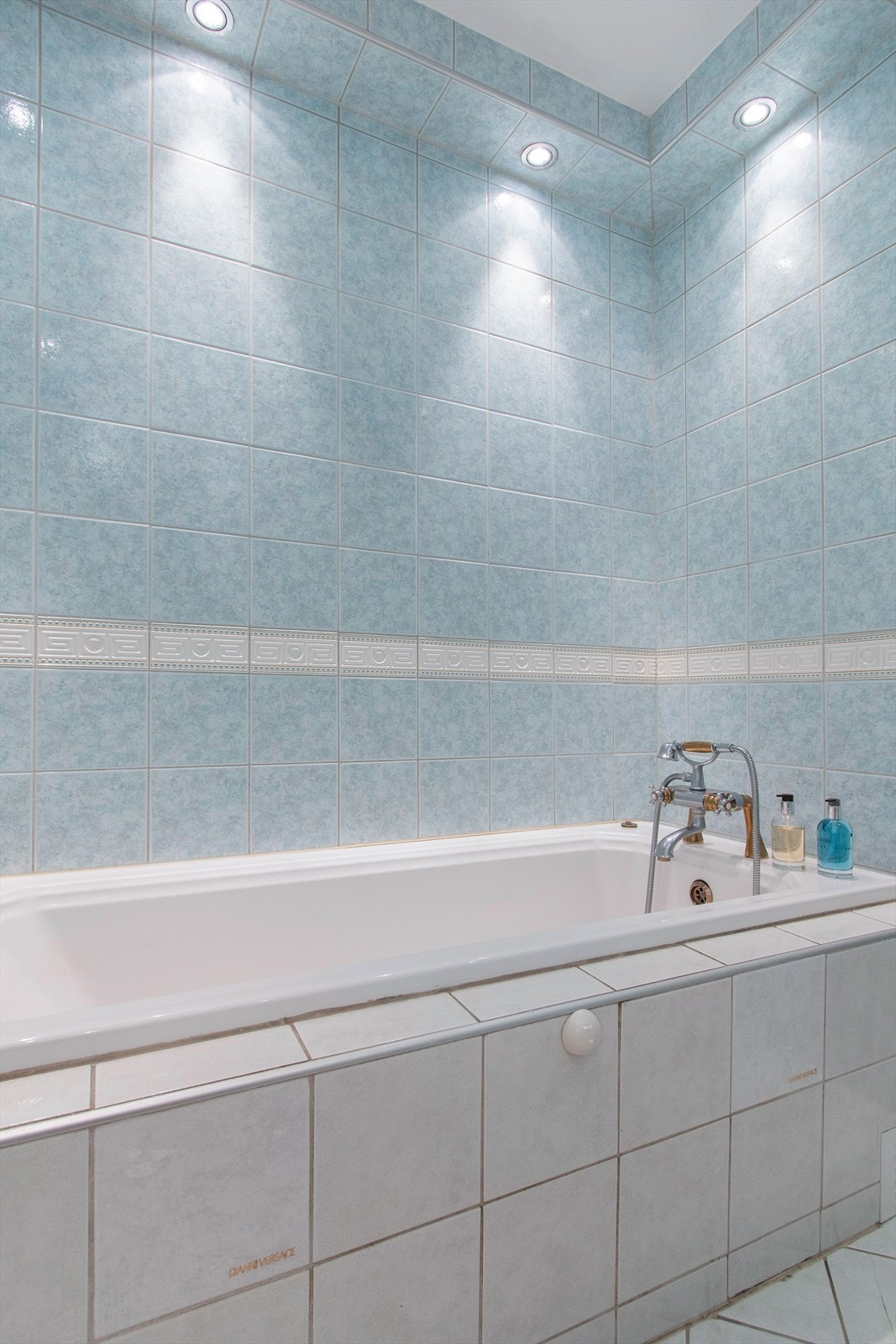 Badet har badekar, toalett og servant. Galleribilde