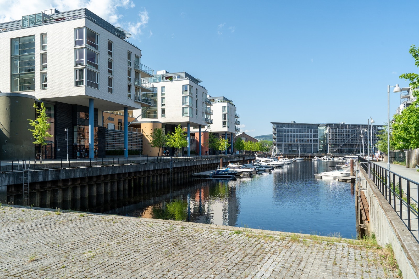 Rett utenfor døra finner du et idyllisk båtliv på Marinaen som har både sushi-restaurant og dagligvare ved siden av. Solsiden tilbyr et yrende uteliv, kulinariske opplevelser og gode shoppingmuligheter. Galleribilde