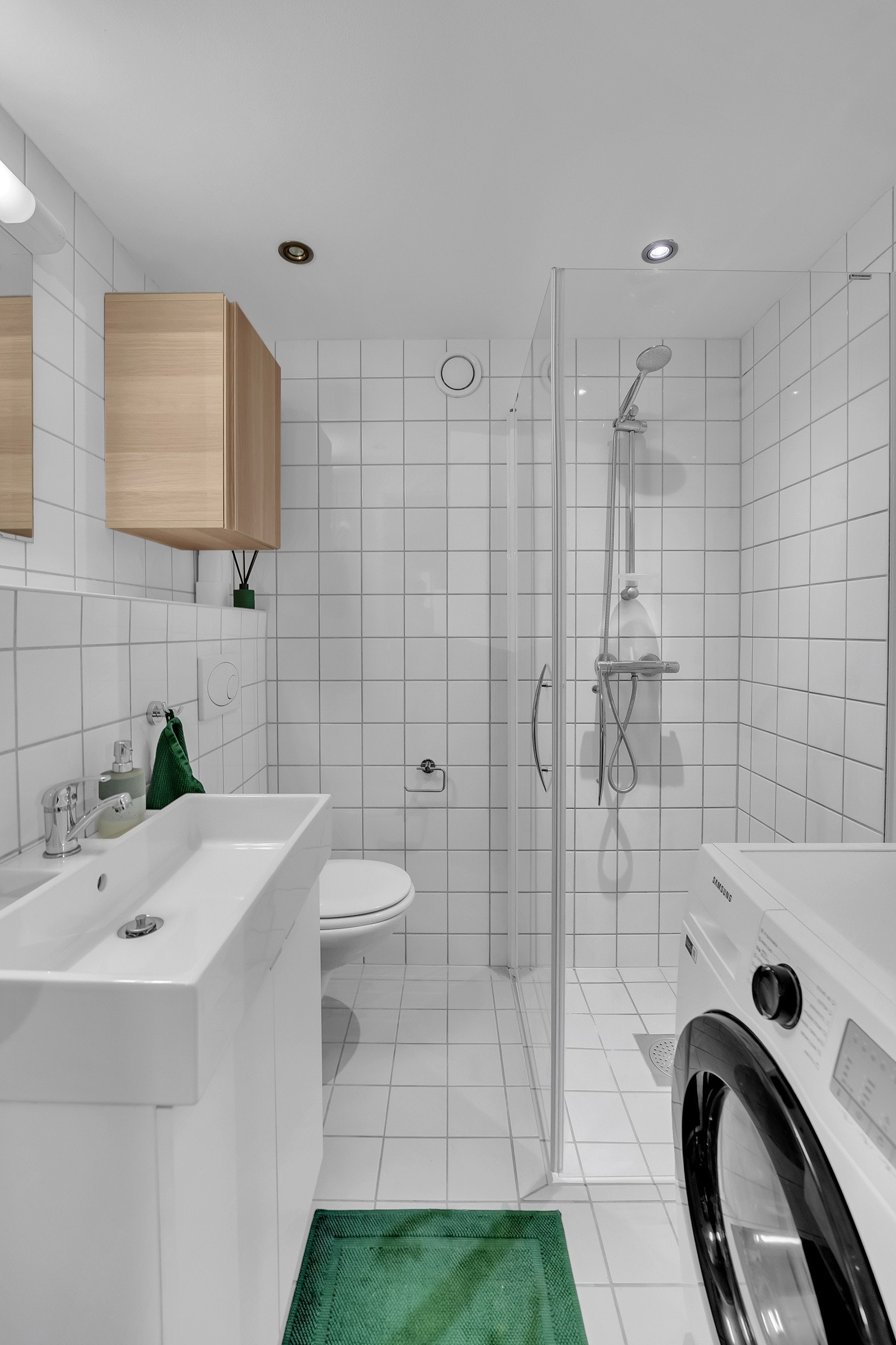 Kombinert bad, wc og vaskerom. Servant og baderomsdør byttet i 2020. Galleribilde