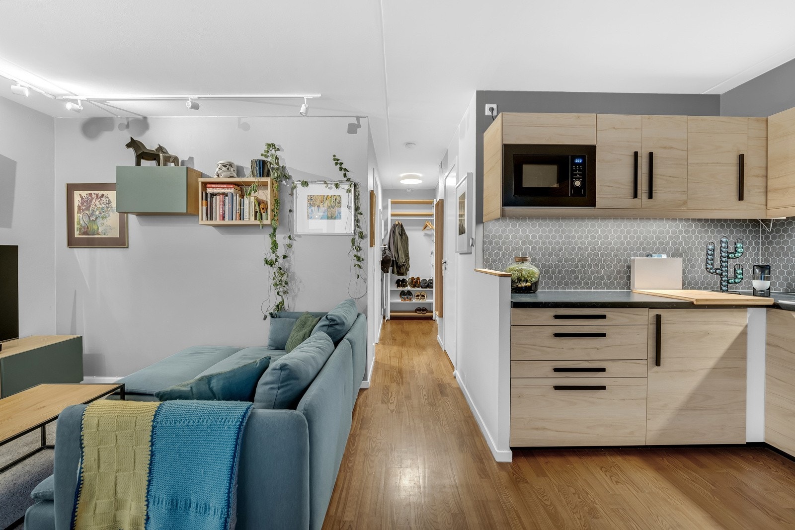 Åpen løsning mellom stue, kjøkken og entre Galleribilde