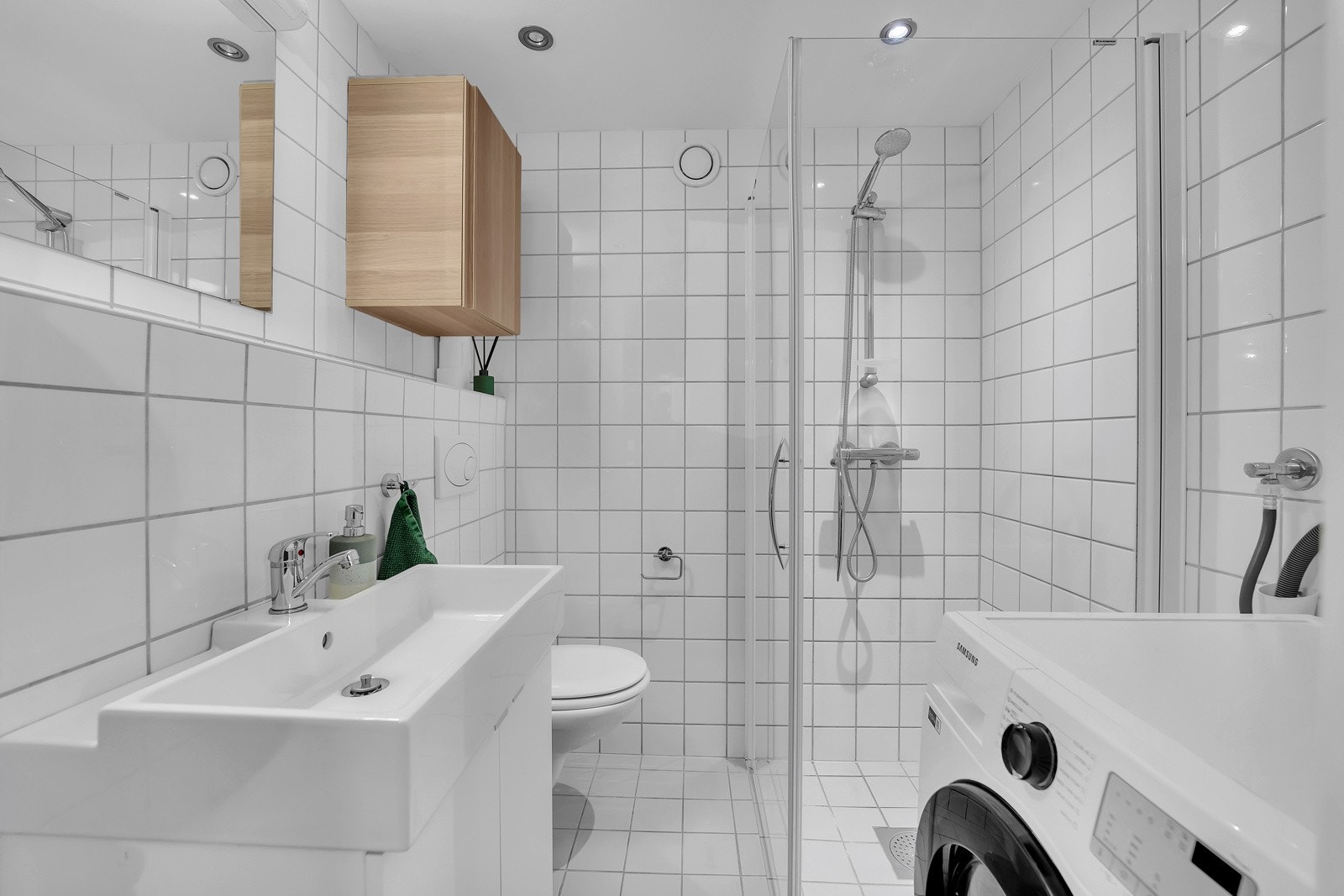 Lyst og trivelig flislagt bad Galleribilde