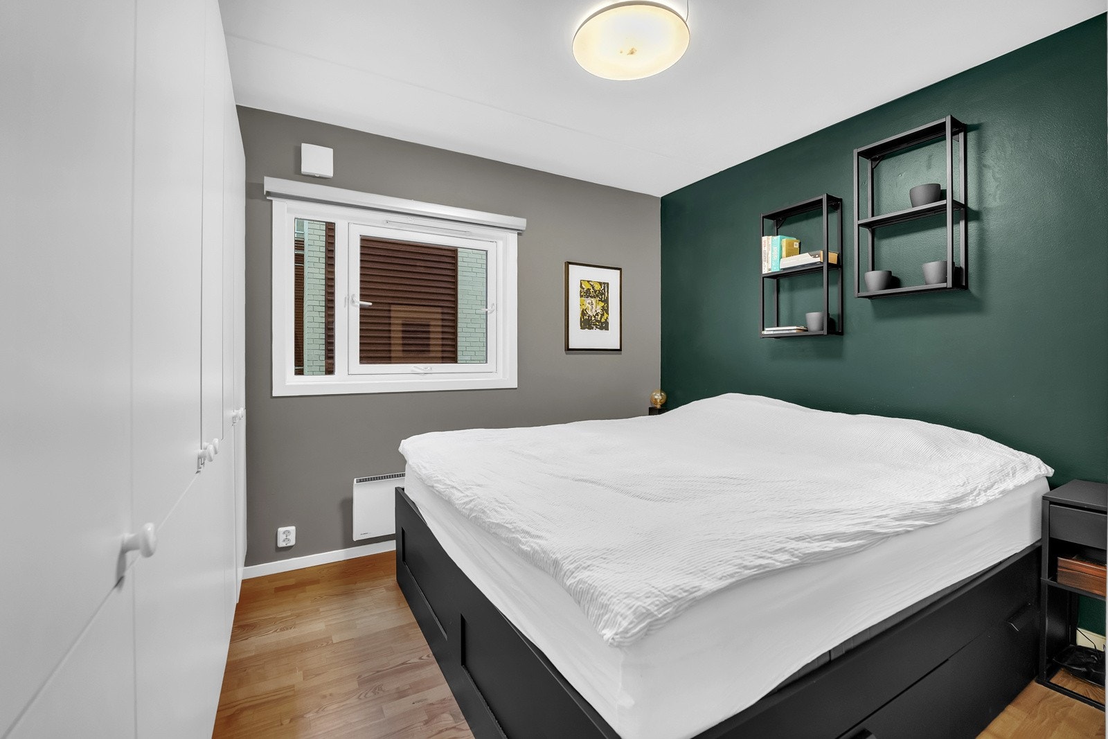 Soverom med garderobeskap Galleribilde