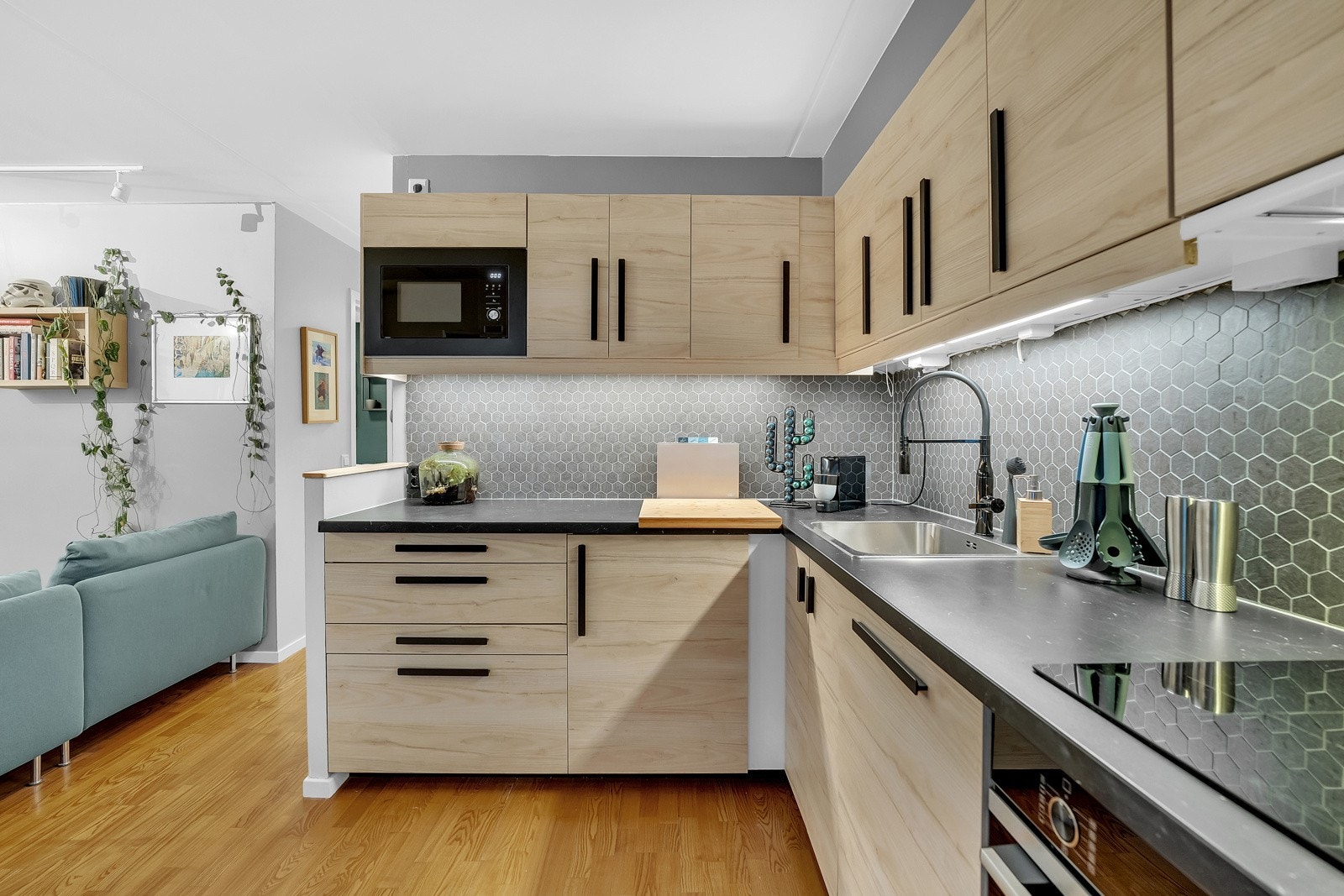 Kjøkkeninnredning med integrerte hvitevarer; stekeovn, induksjonstopp, oppvaskmaskin, microfølgeovn og kombiskap (kjøl/frys) Galleribilde