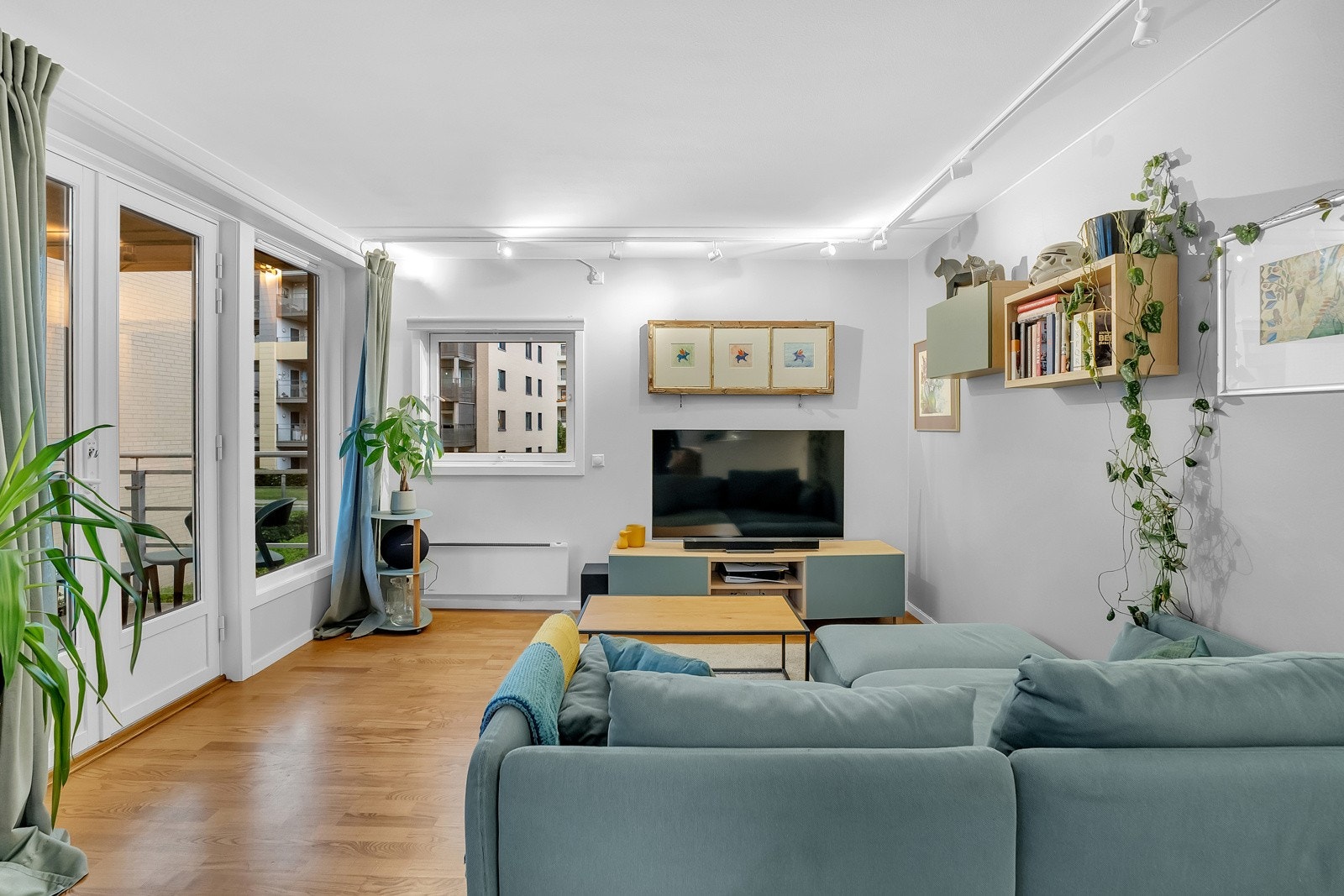 Lys stue med utgang til balkong Galleribilde