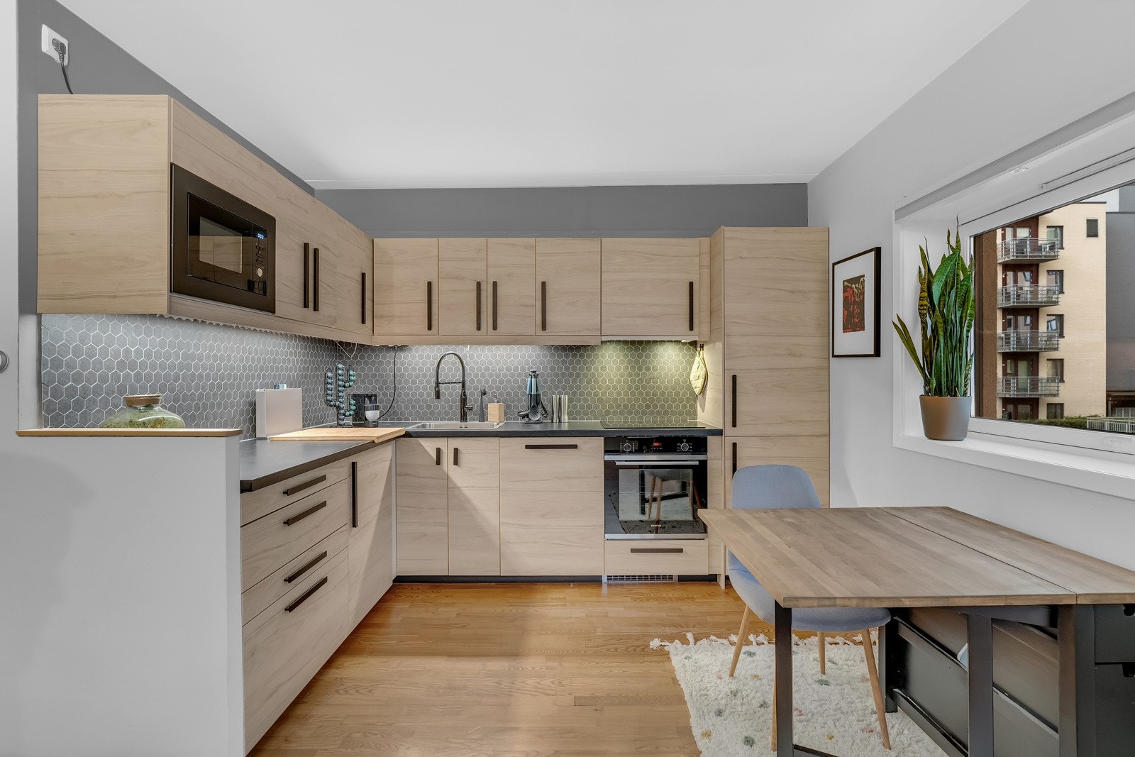 Lekkert kjøkken fra 2021 med åpen løsning mot stue Galleribilde