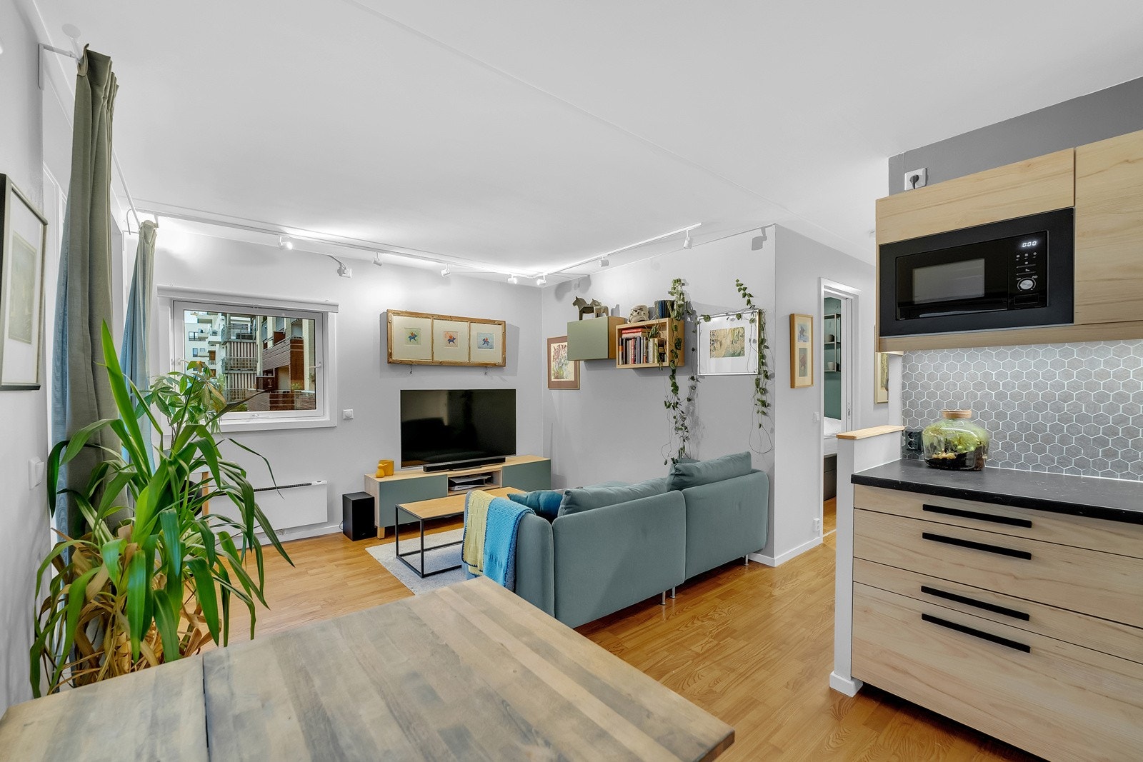 Stuen som ligger i en åpen løsning med kjøkkenet Galleribilde