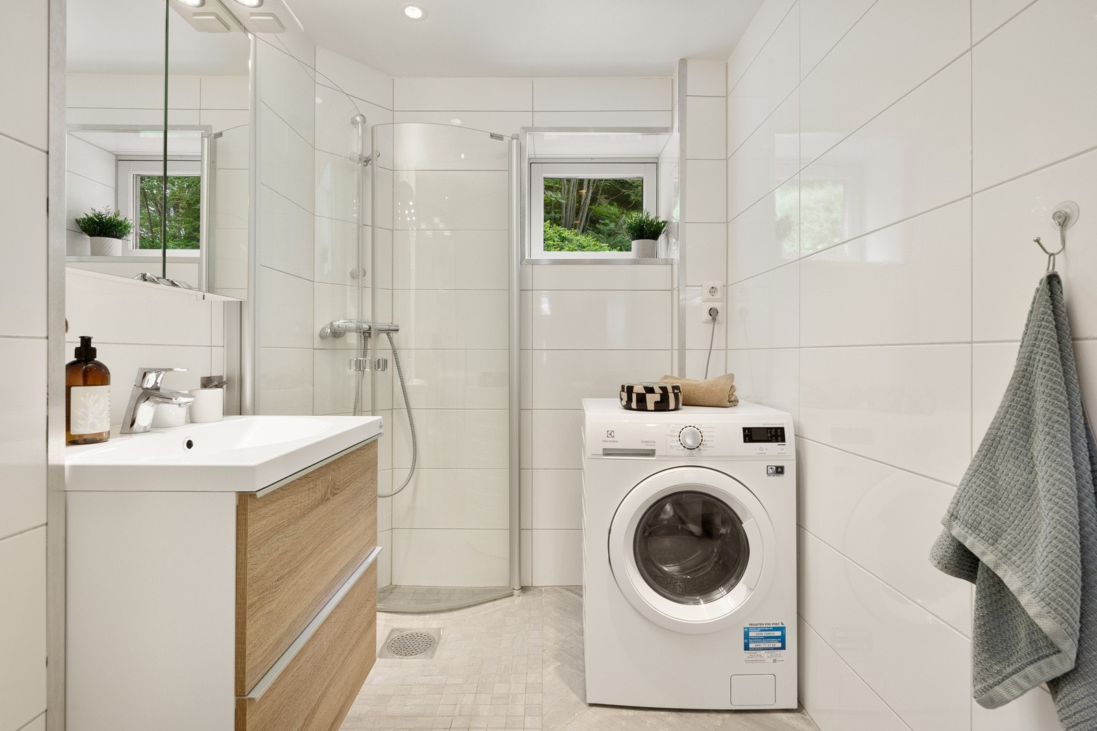 Downlights, varmekabler og opplegg for vaskemaskin er installert, og badet har vegghengt toalett og et dusjhjørne med innfellbare vegger. Galleribilde
