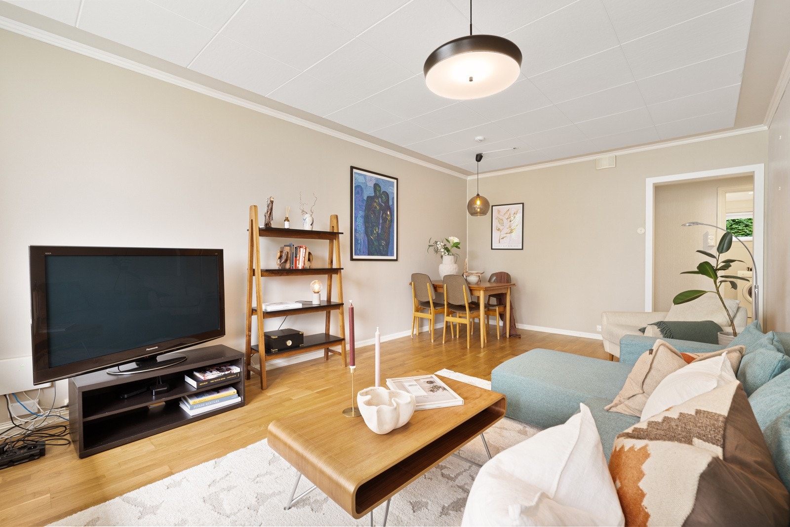 Rommet er åpent og innbydende, perfekt for både rolige og sosiale kvelder. Galleribilde